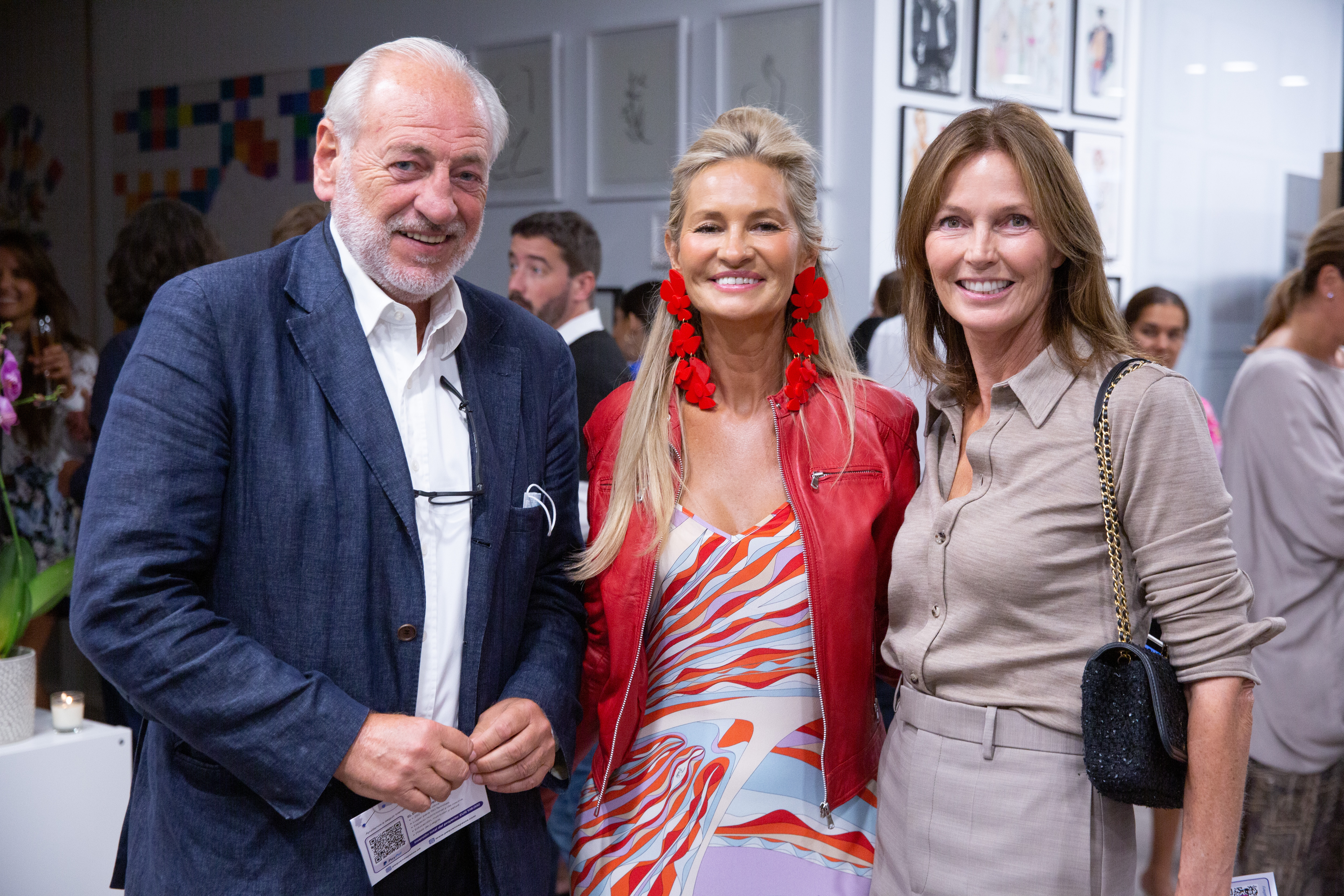 El empresario español, Pedro Ballvé, ex presidente del Grupo Campofrío, y su esposa, la ex modelo holandesa Marjolein Piet, junto a Lily Sciorra
