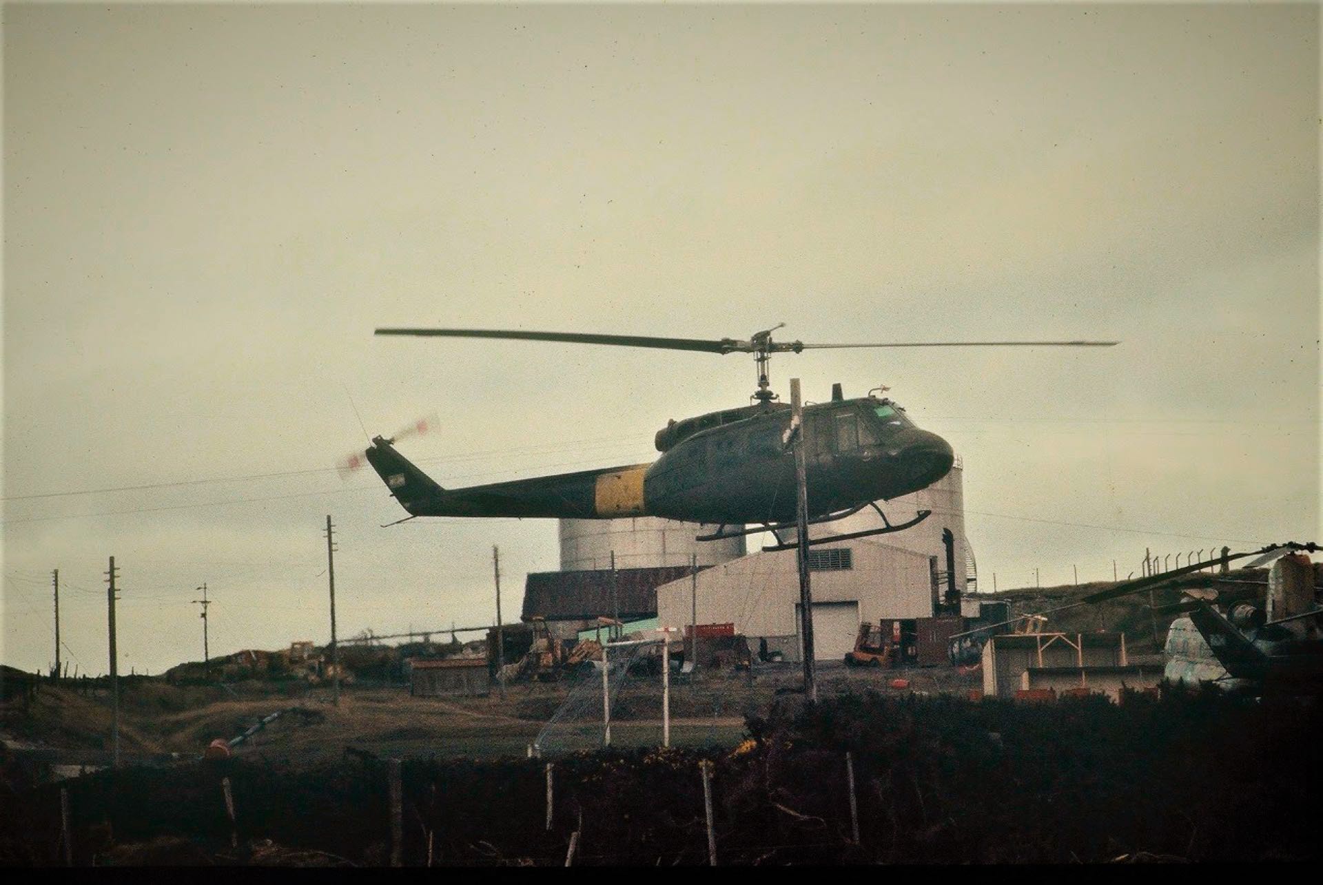 El helicóptero del teniente Anaya en las islas (foto Guillermo Anaya)