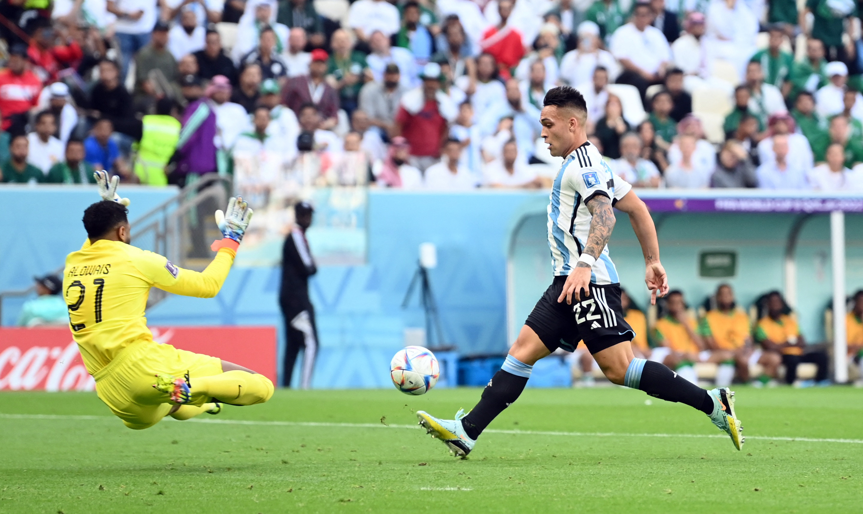 Lautaro ya definió para el nuevo gol de Argentina, que el juez de línea anuló (REUTERS/Annegret Hilse)