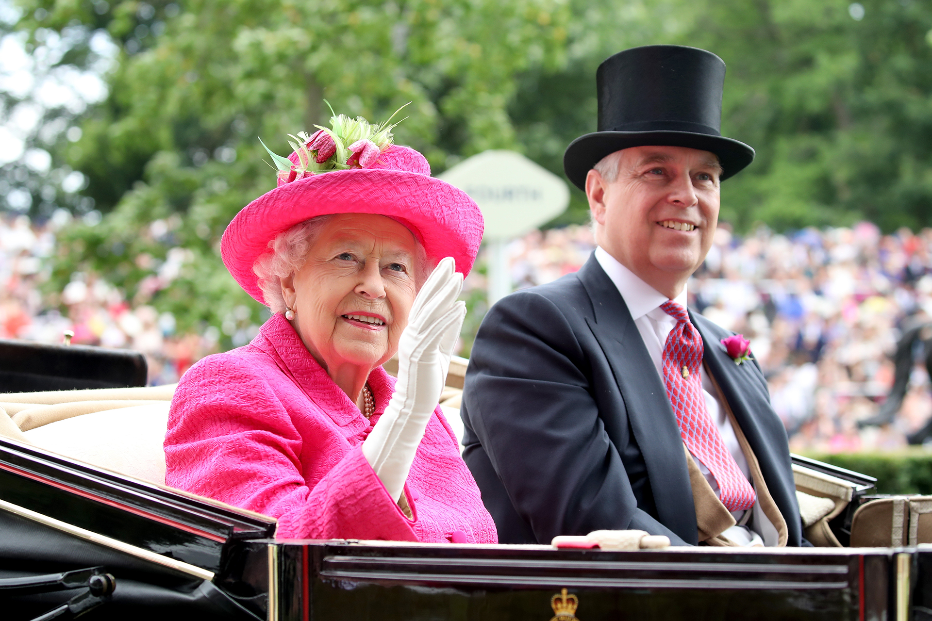 La reina Isabel II en un acto oficial junto a su hijo, el duque de York (Getty Images)
