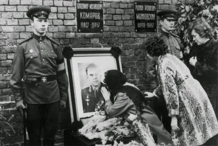 La viuda de Komarov durante el funeral del astronauta en la Plaza Roja de Moscú