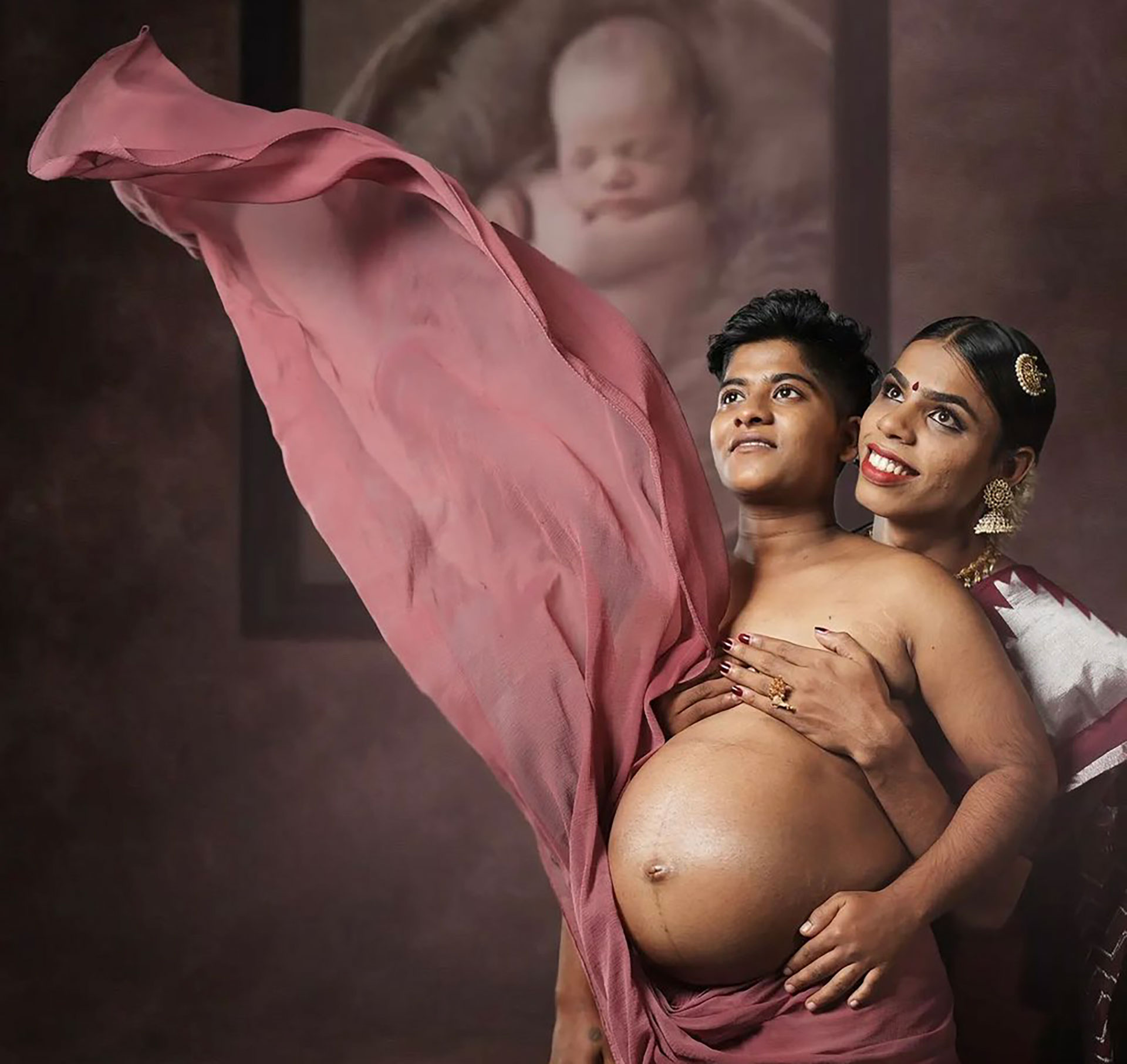 El nacimiento del primer hijo de Ziya Paval y Zahad, previsto para mañana, ha alcanzado una gran notoriedad en la India