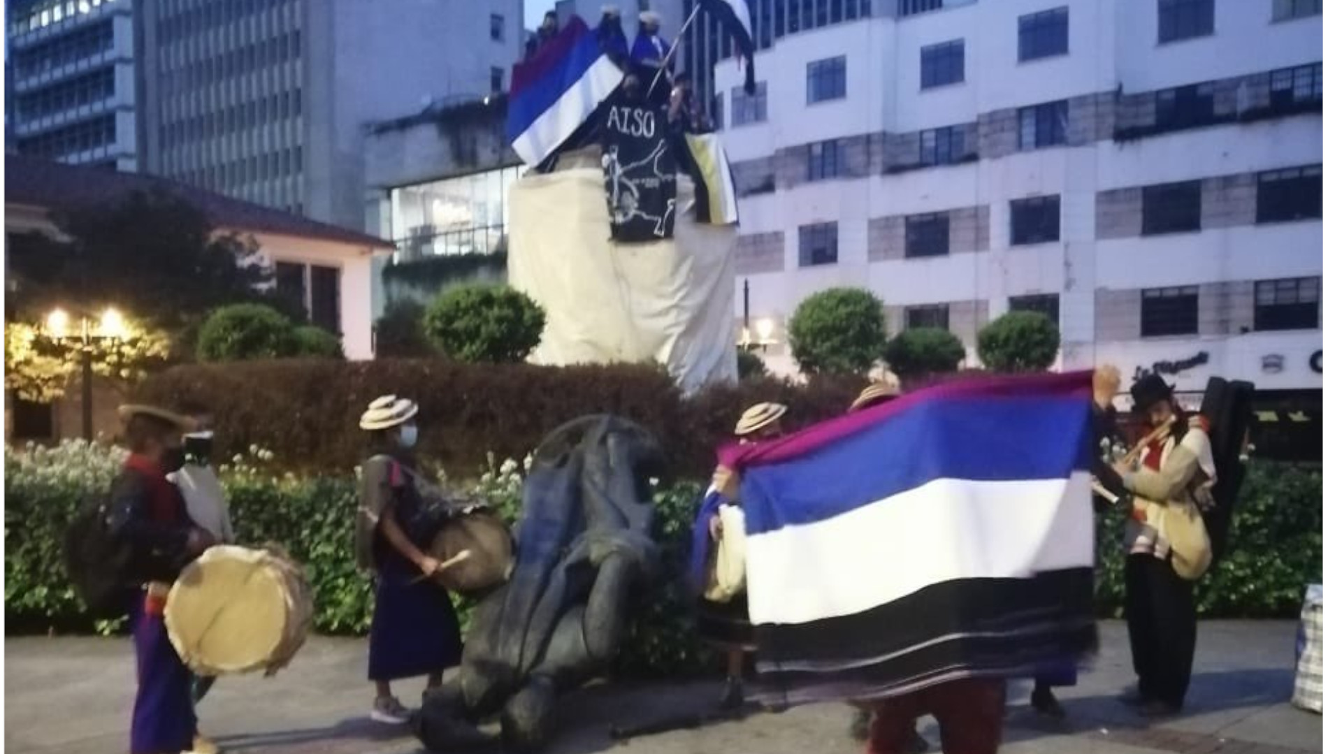 Derriban estatua de Gonzalo Jiménez de Quesada. Foto: Tomada del Twitter del senador Wilson Arias. 
