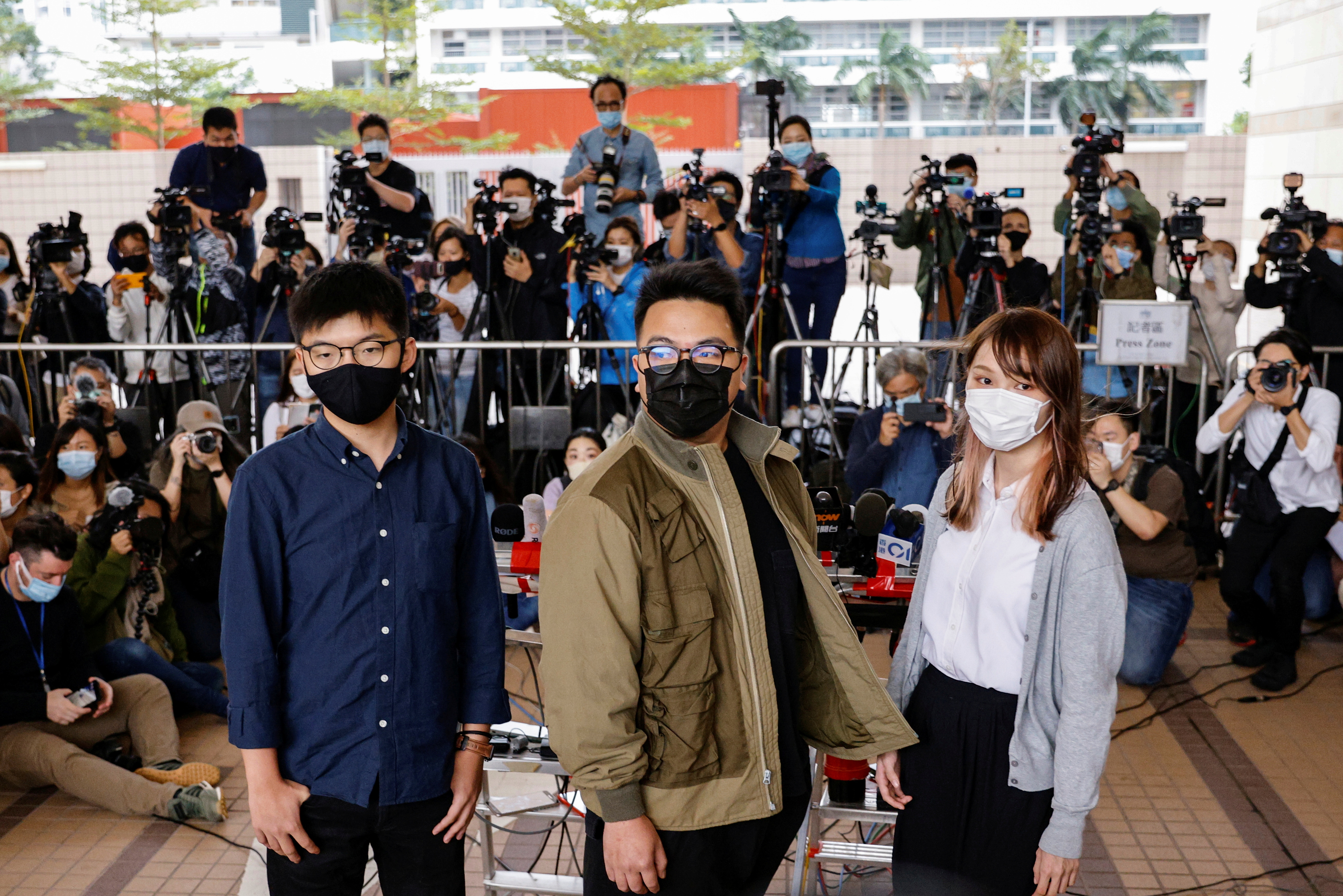 Joshua Wong, Ivan Lam y Agnes Chow arribaron a la Corte de West Kowloon para enfrentar los cargos en su contra (Reuters)