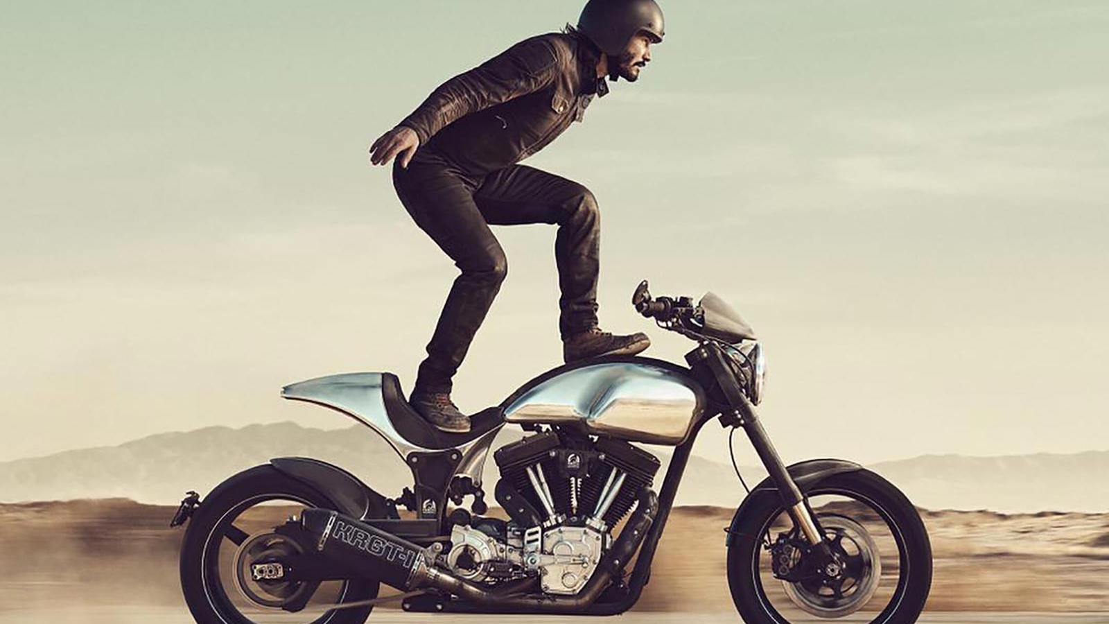 Keanu Reeves tiene una casa en Hollywood Hills y es aficionado de las motocicletas. 