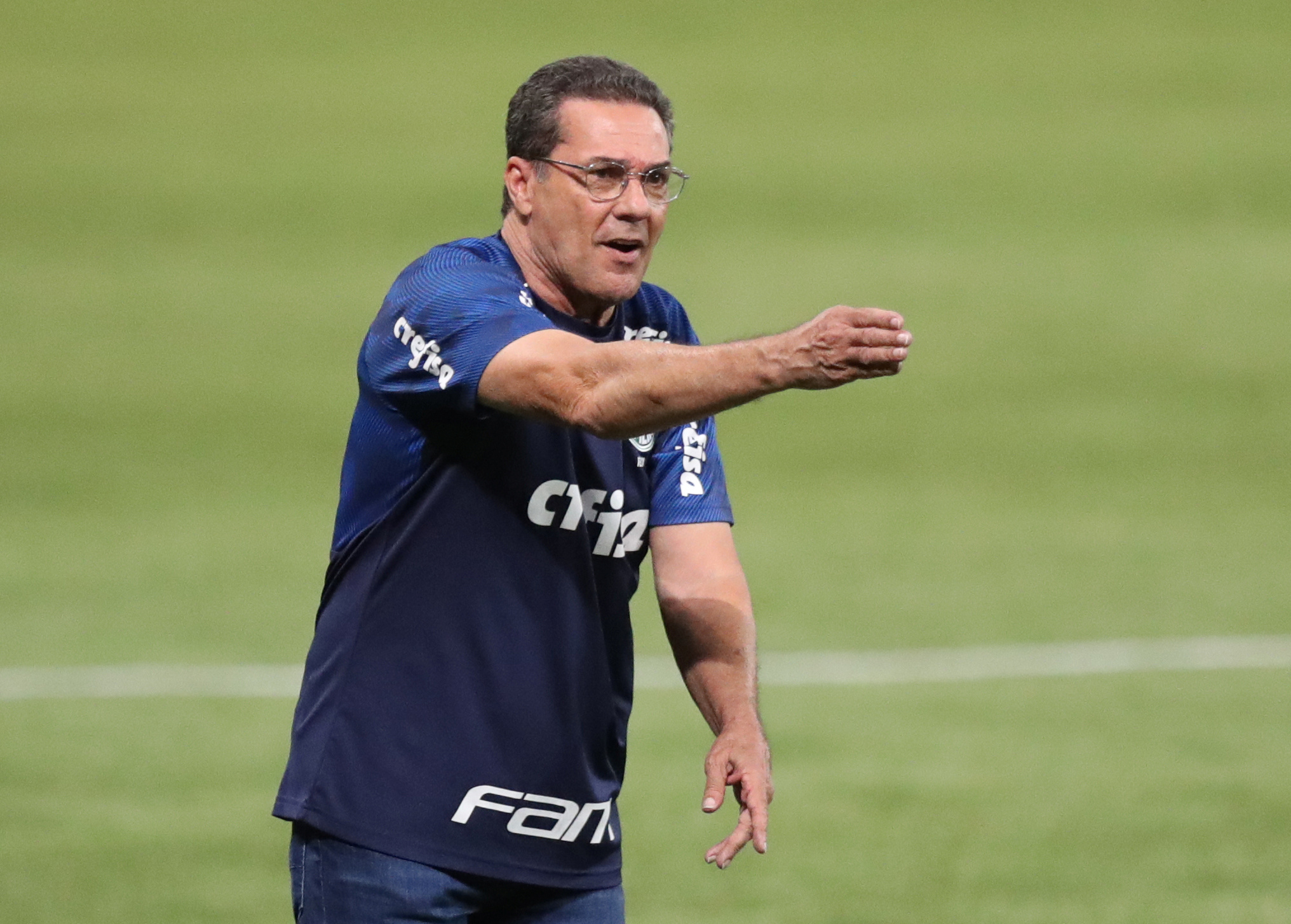 Vanderlei Luxemburgo, en el partido que lo eyectó del banco de Palmeiras: derrota 3-1 ante Curitiba, hace una semana (REUTERS/Amanda Perobelli)