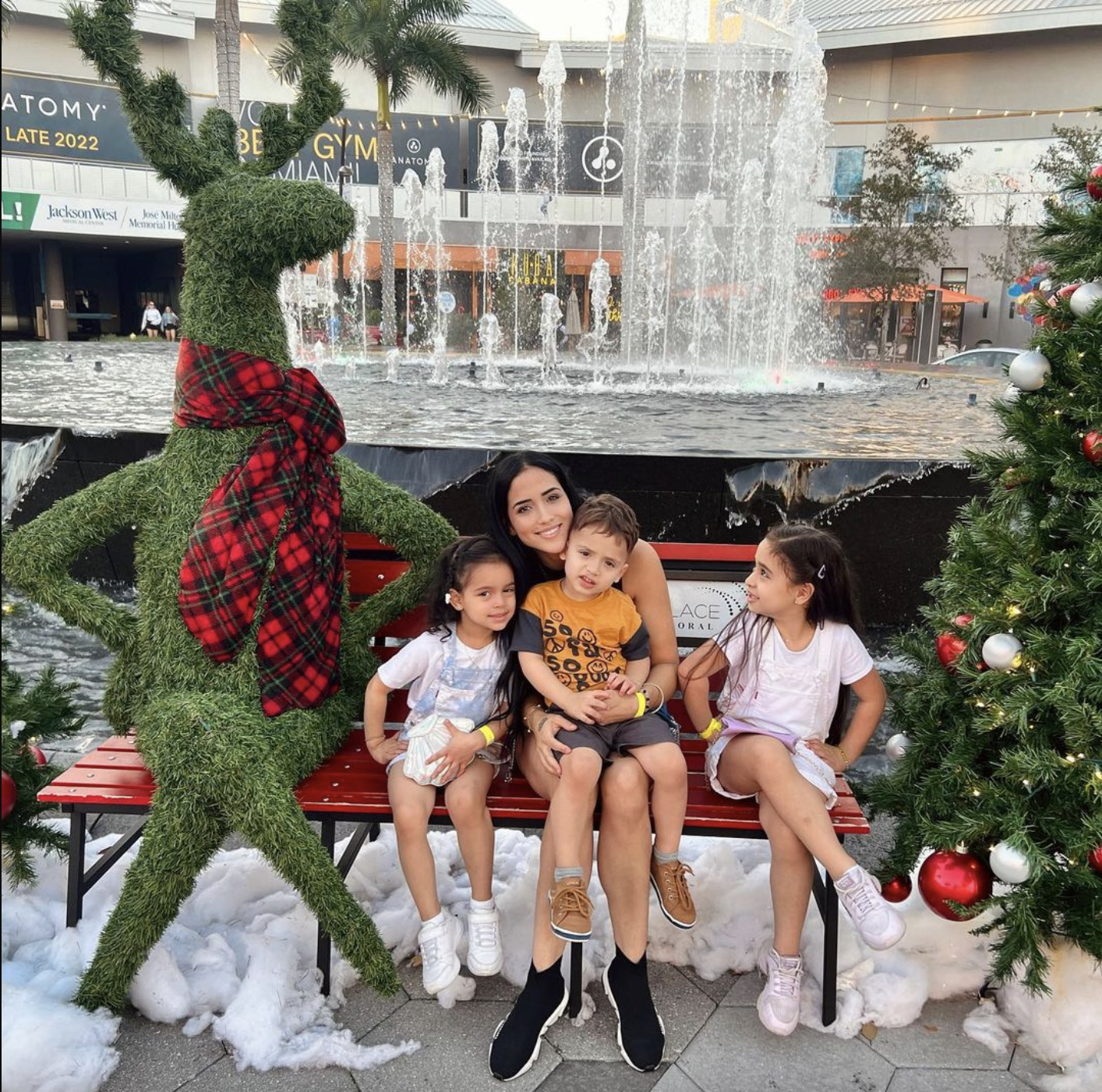 Un espectáculo de fuentes sincronizado con melodías festivas conduce a la iluminación del gigantesco árbol de Navidad y las palmeras circundantes. (CityPlace Doral)