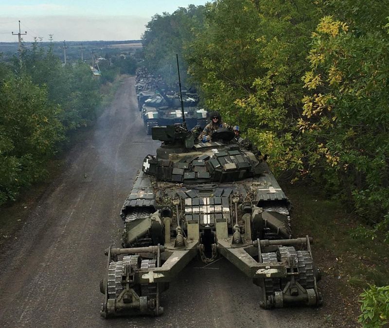 Soldados ucranianos viajan en tanques durante la operación de contraofensiva en Kharkiv (Servicio de prensa del Estado Mayor General de las Fuerzas Armadas de Ucrania/Distribuida vía REUTERS)
