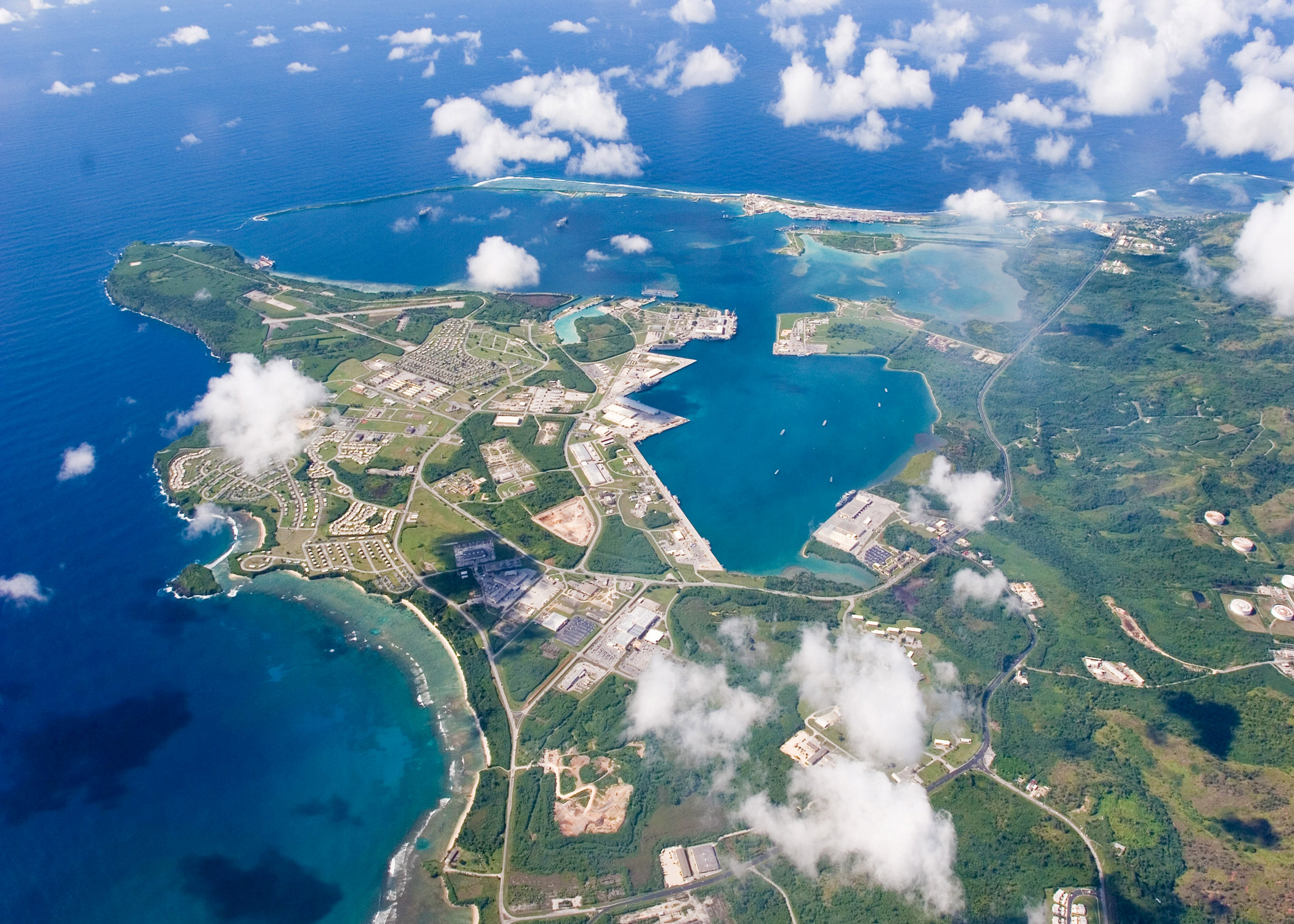 Vista de la base naval estadounidense en la isla de Guam (Reuters)