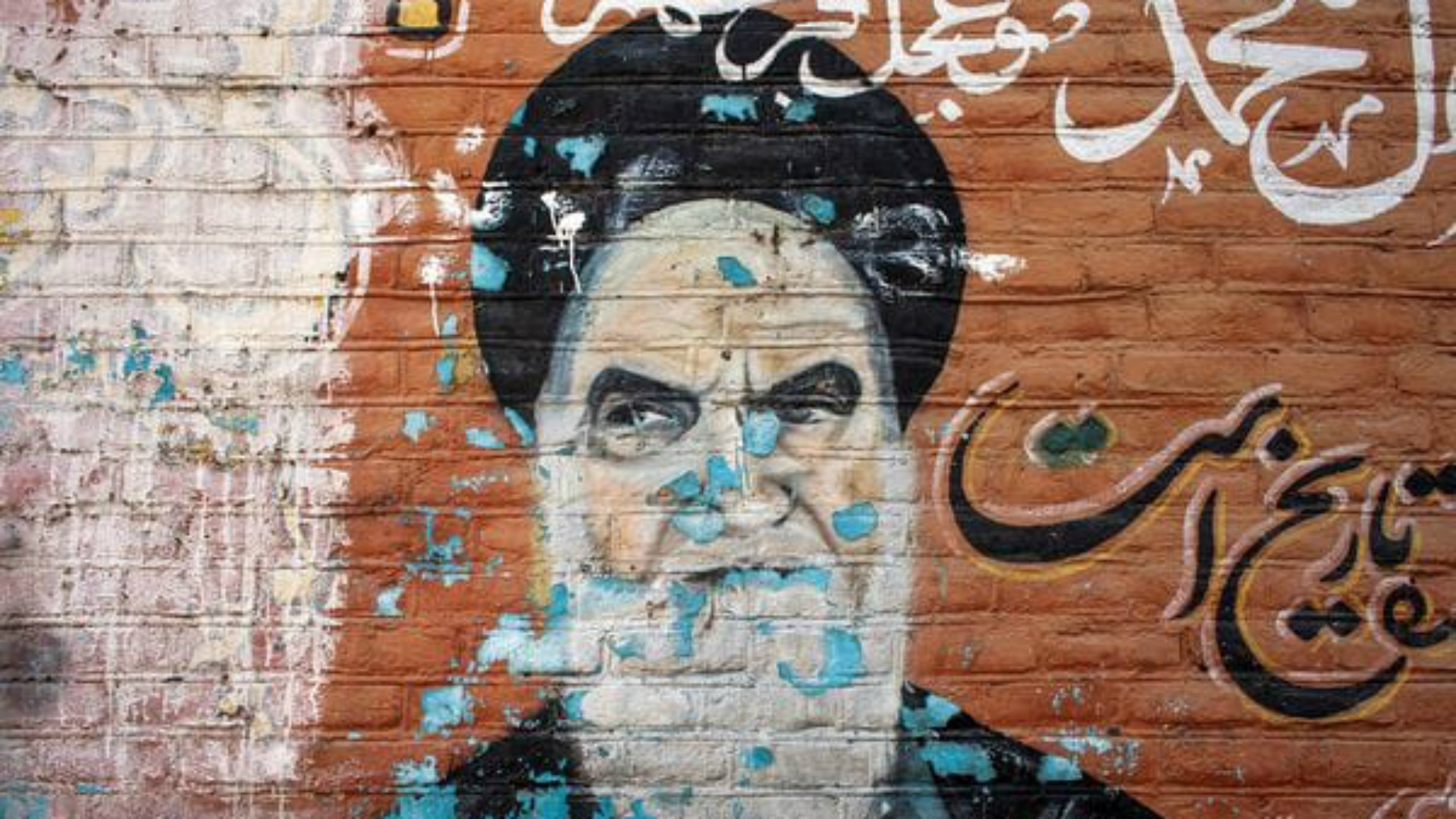 Khomeini. El hombre que ordenó matar a Salman Rushdie por una novela.