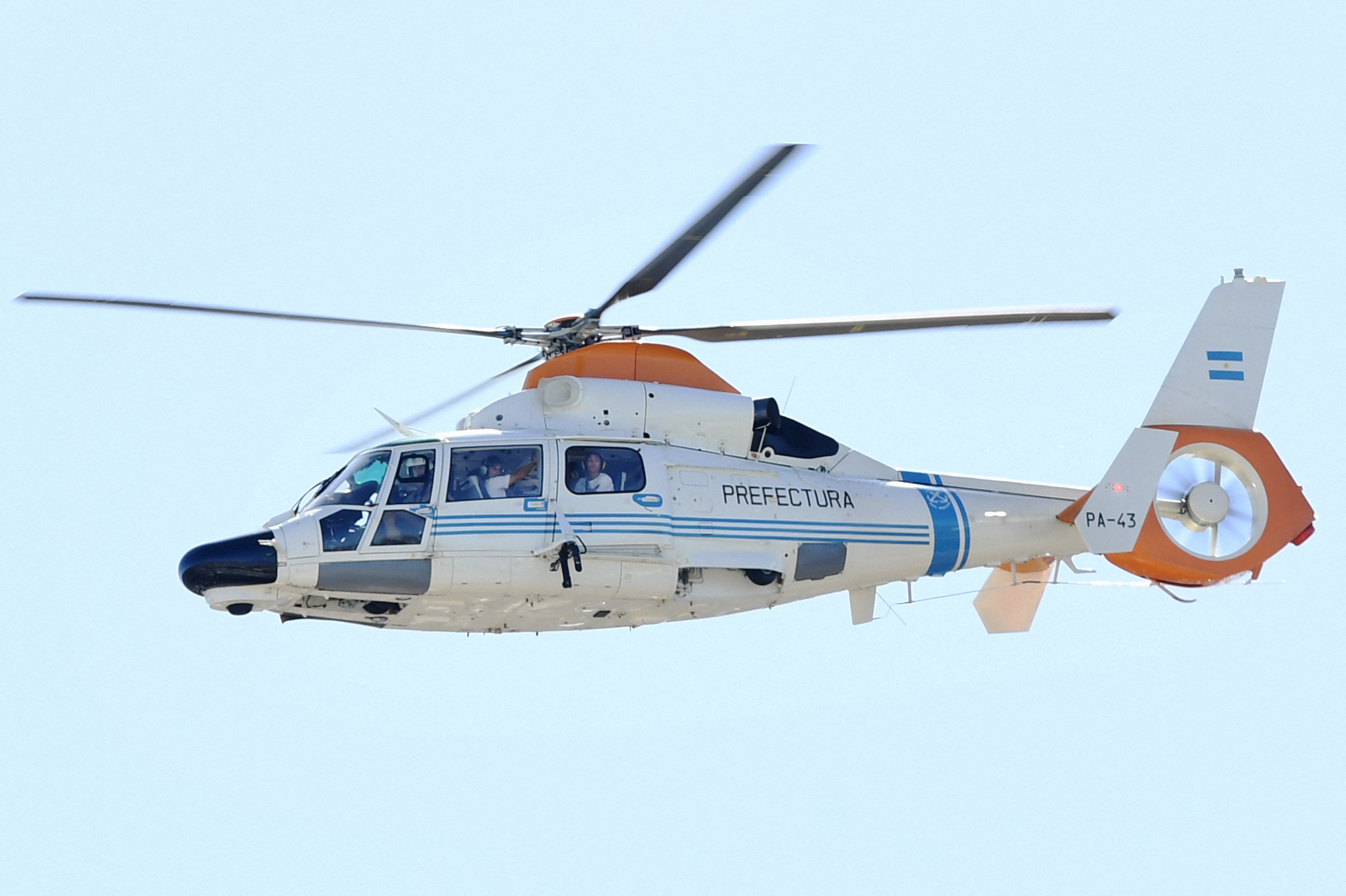 Uno de los helicópteros desde los que la Selección saludó a los hinchas en el regreso al predio de Ezeiza (Matias Baglietto/AFP)