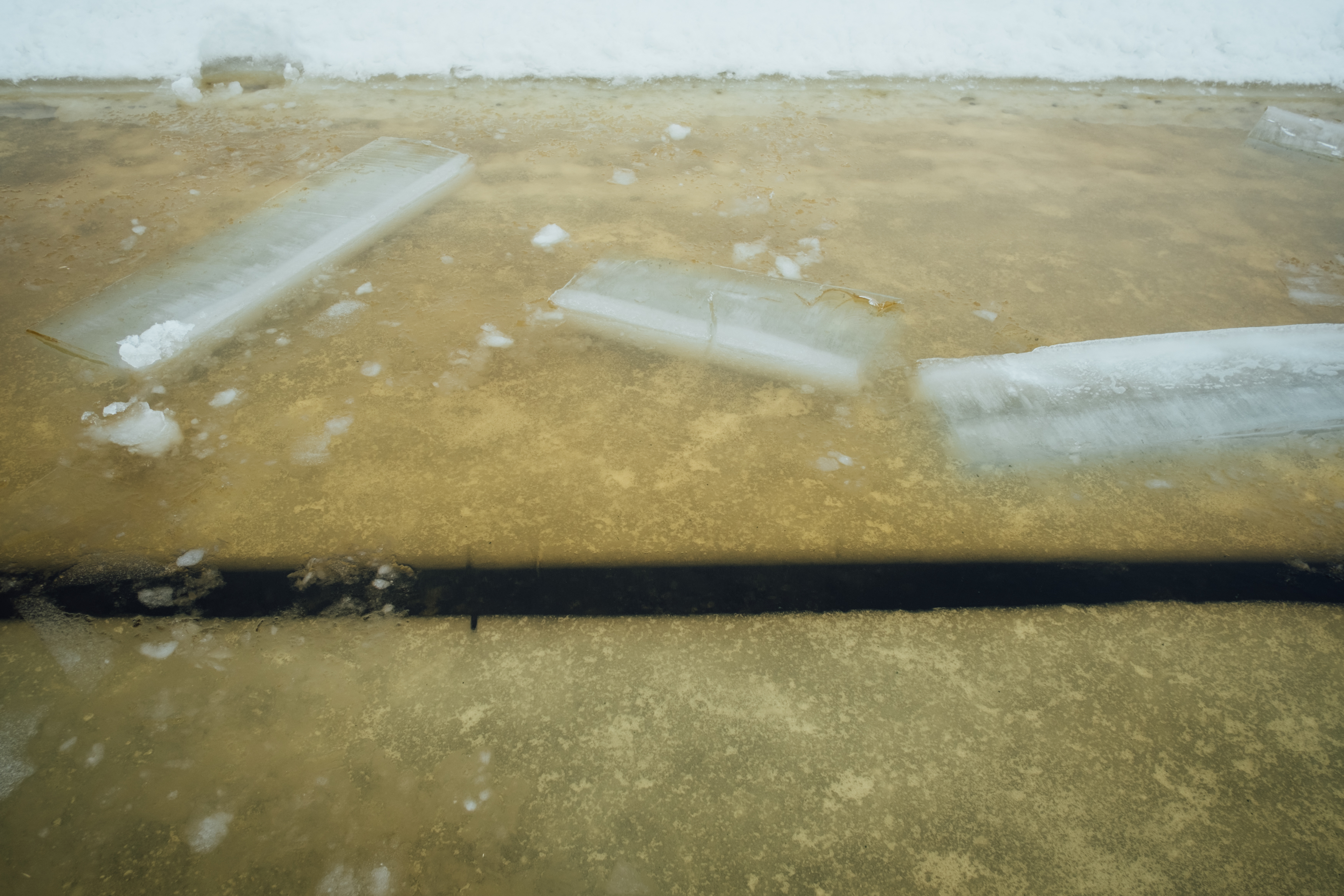 Un corte limpio en el hielo marca el borde del carrusel. (Alessandro RAMPAZZO / AFP)