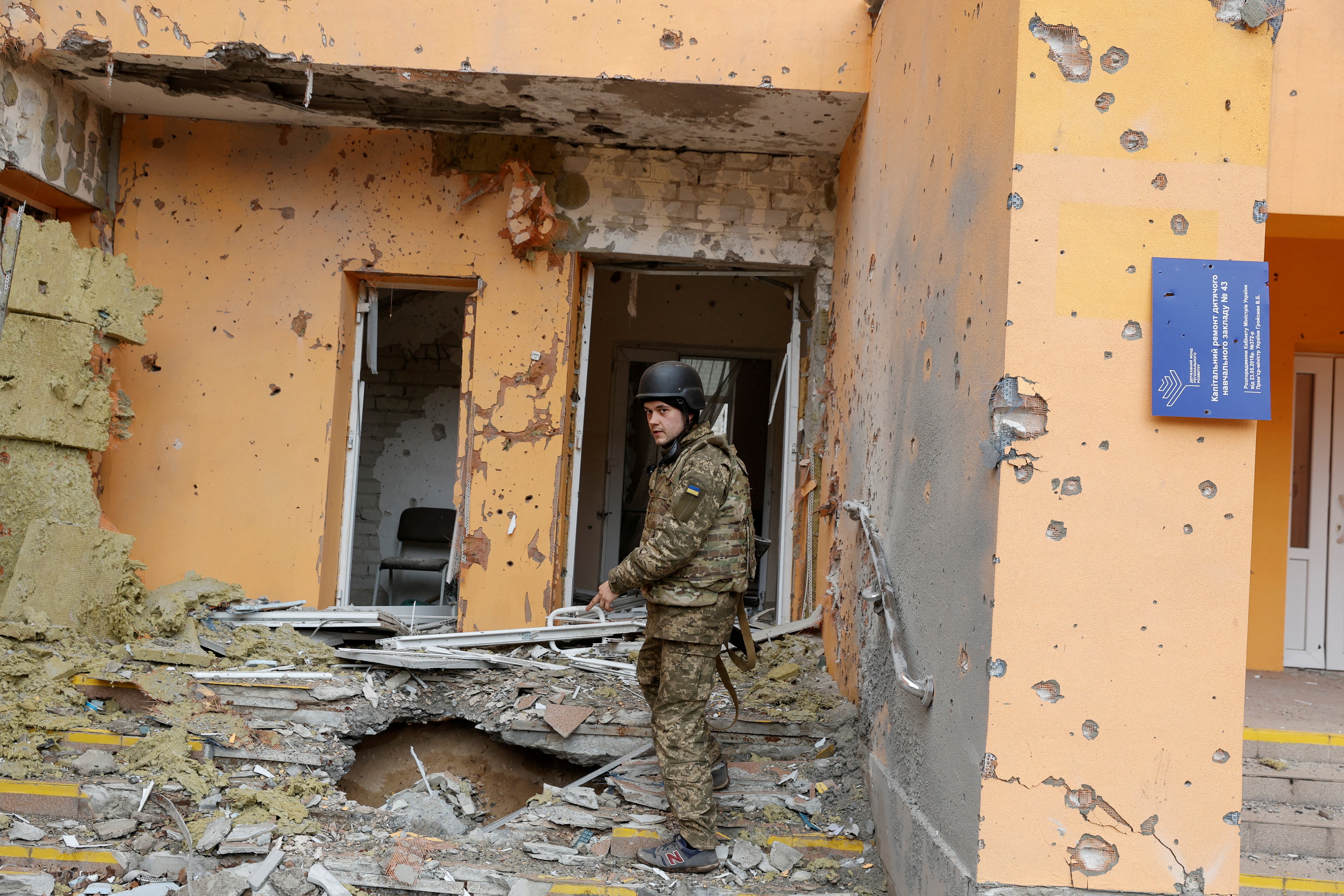 Un soldado ucraniano observa los restos de un jardín de infantes dañado por un bombardeo ruso en Sievierodonetsk (REUTERS/Serhii Nuzhnenko)