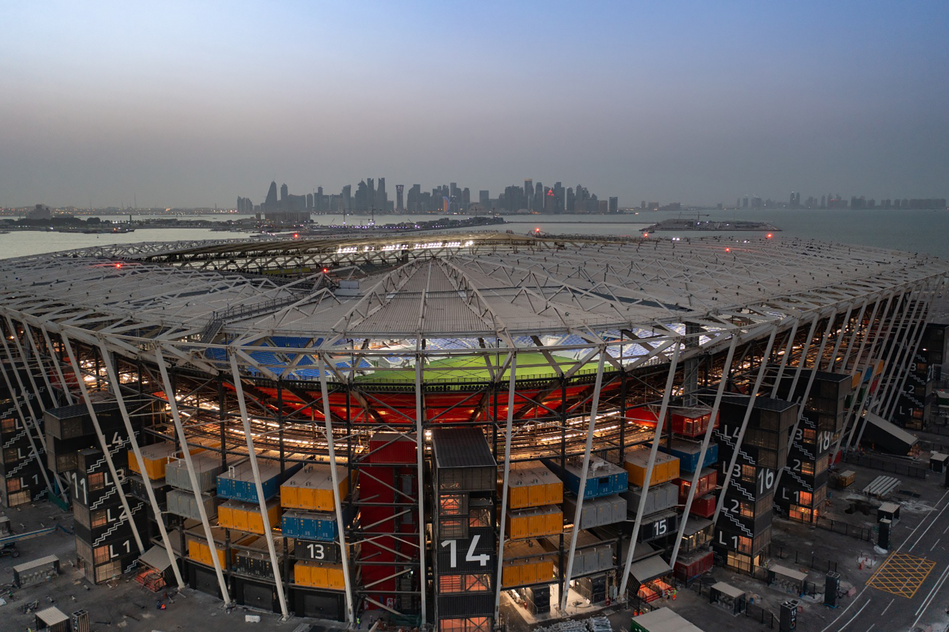 El 974 Stadium, hecho de containers, es un símbolo de Qatar como evento sustentable