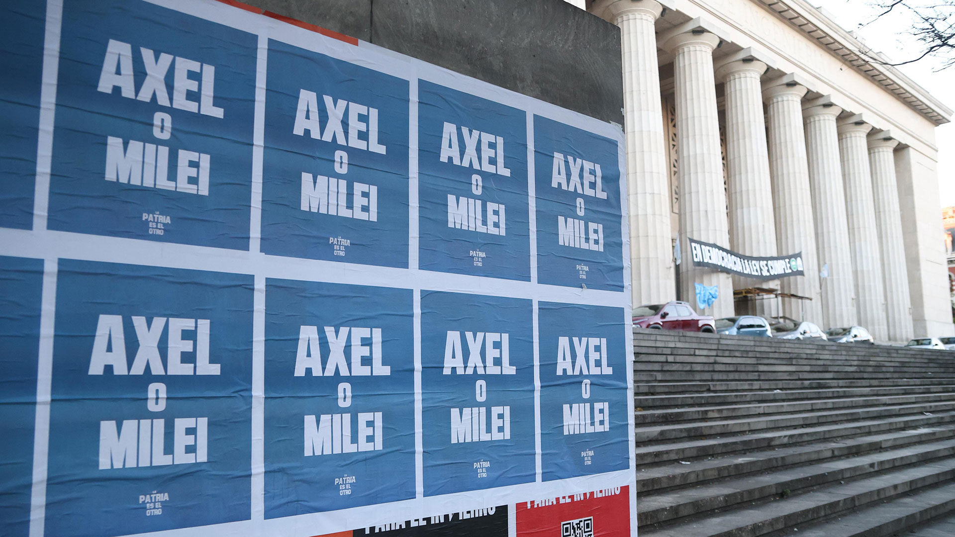 "Axel o Milei", los carteles que avivan la interna del peronismo tras el reclamo kirchnerista por CFK  