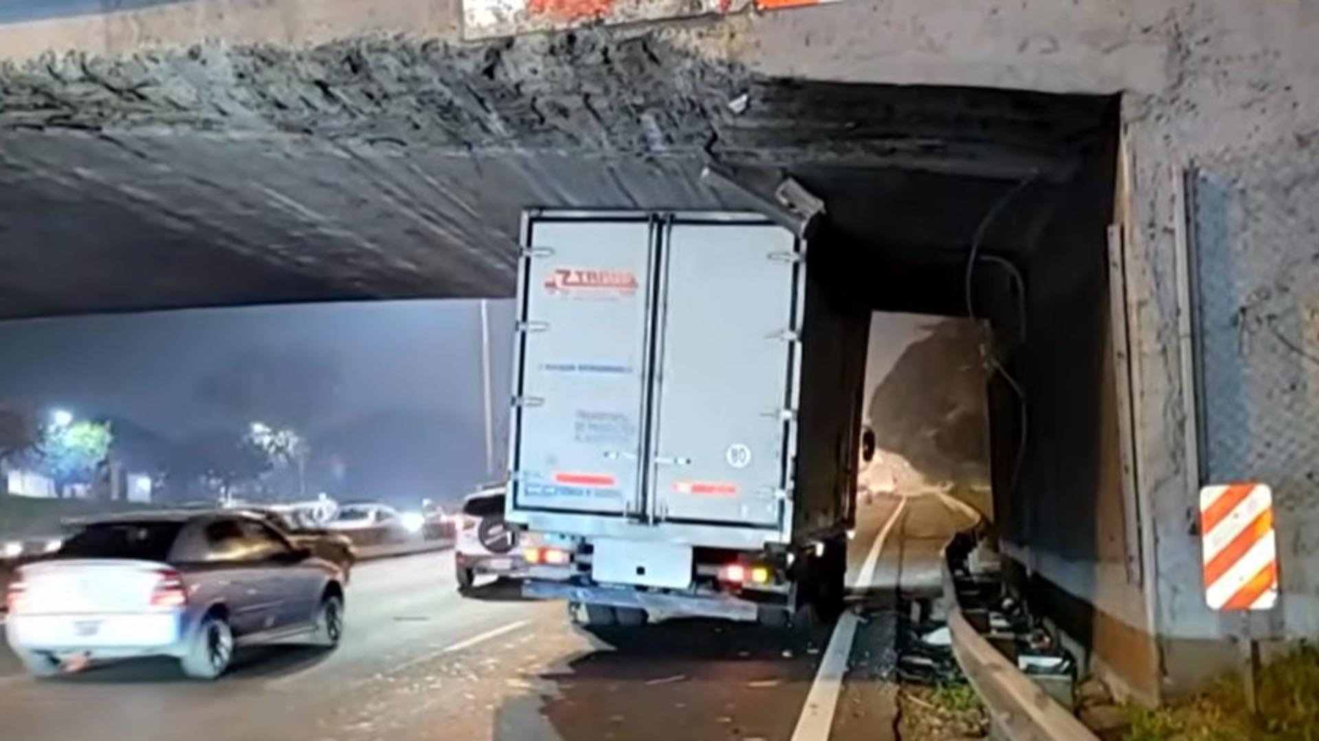 Un cami&oacute;n qued&oacute; atascado bajo un puente sobre la Avenida General Paz y gener&oacute; demoras