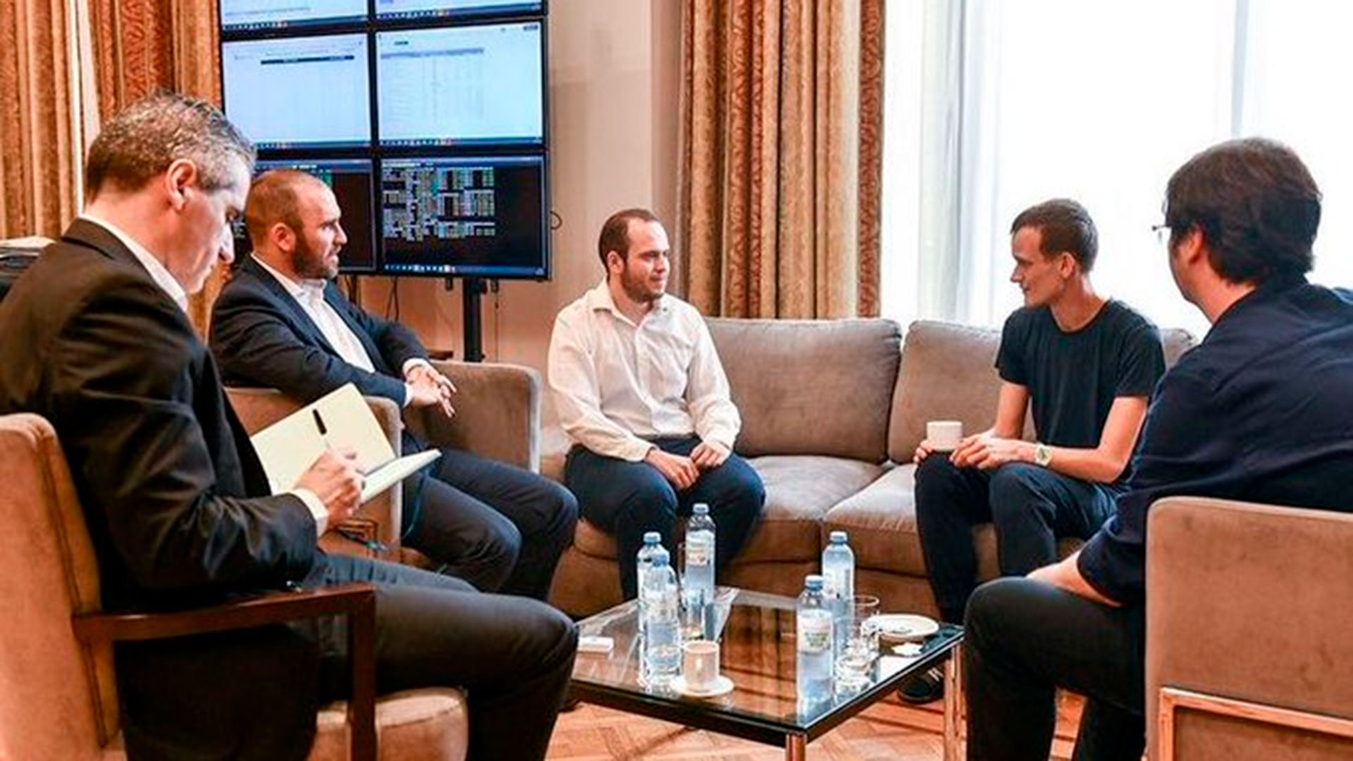 Vitalik Buterin con el ministro Guzmán