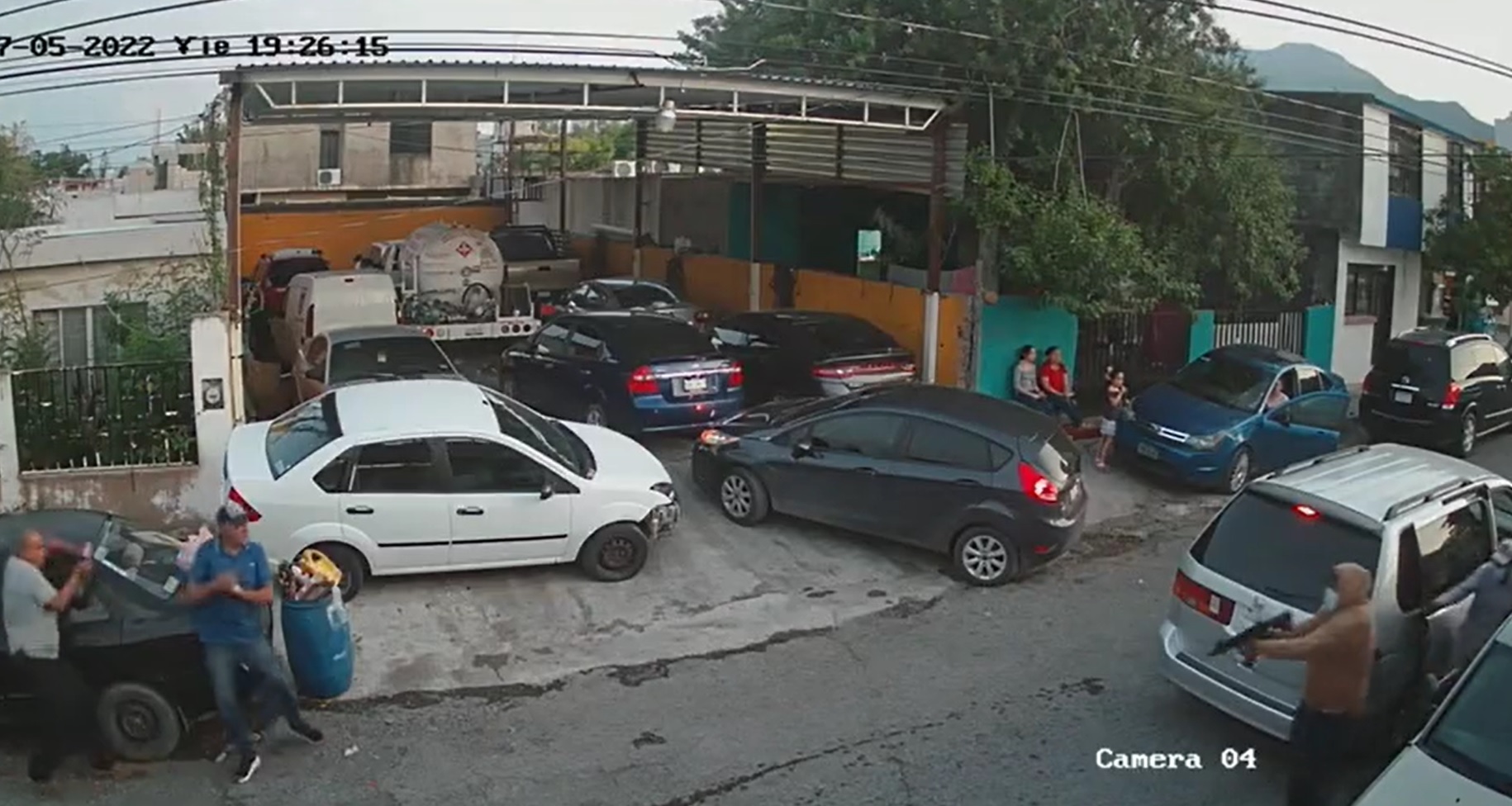 Video: así captaron balacera de sicarios en pleno día en un taller de Tamaulipas