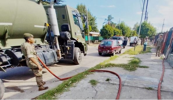 Ola de calor: el Ejército llevó 100 mil litros de agua al conurbano bonaerense