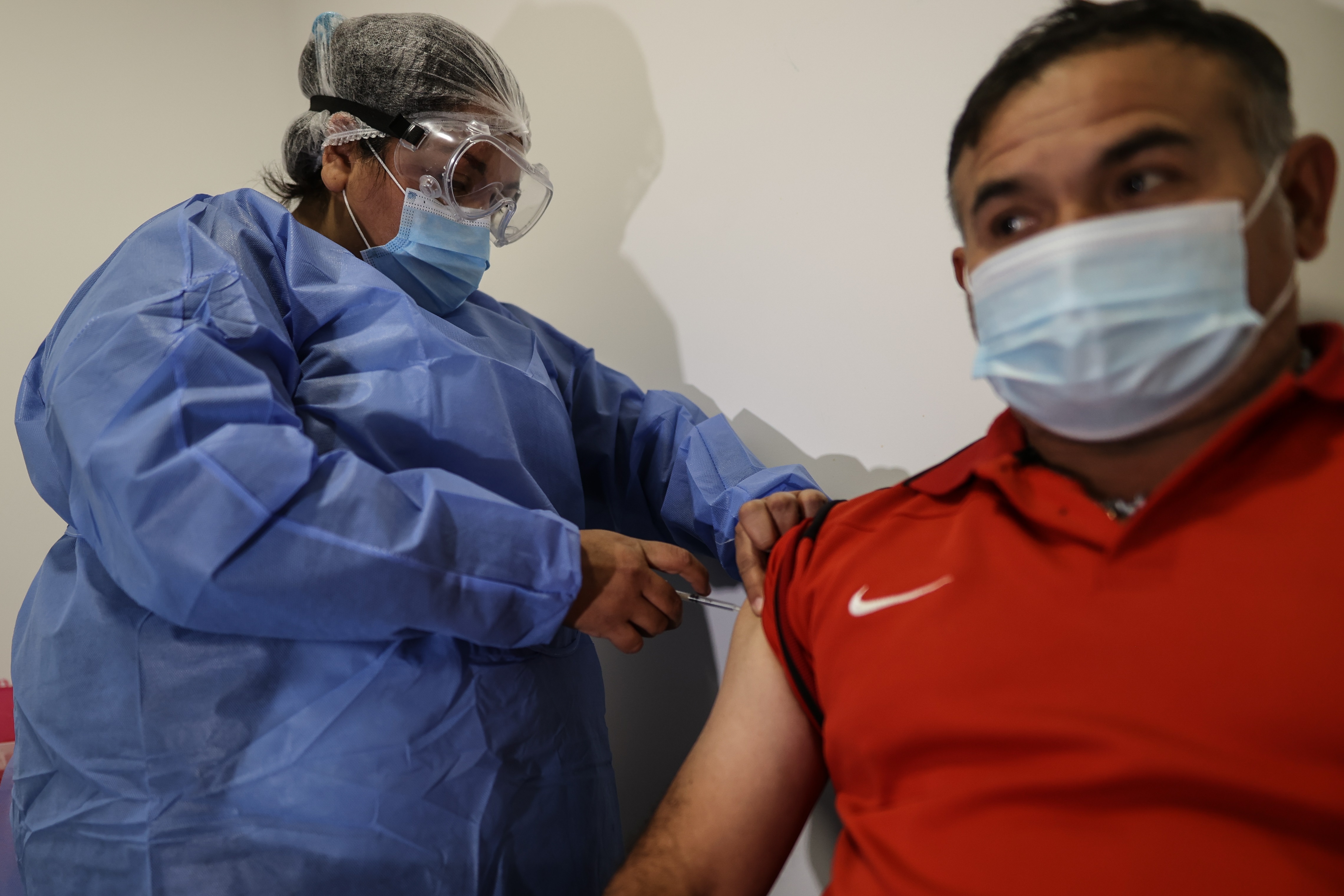 Las provincias buscan motivar la vacunación contra el COVID (EFE/Juan Ignacio Roncoroni)
