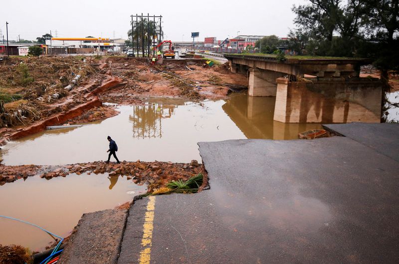 Imagen de archivo de un hombre caminando alrededor de un puente dañado por una inundación en Umlazi, cerca de Durban (REUTERS/Rogan Ward)