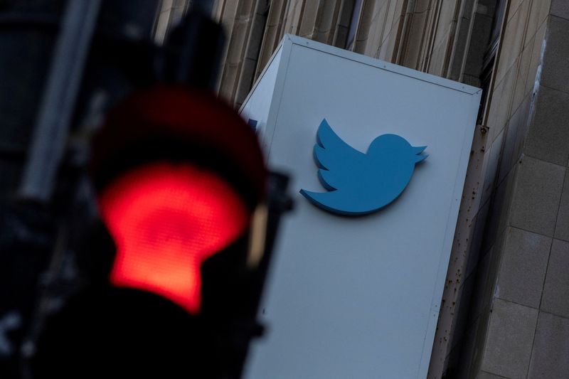 Imagen de archivo del logo de Twitter en su sede corporativa en San Francisco, California, junto a una luz roja de un semáforo. 18 noviembre 2022. REUTERS/Carlos Barría