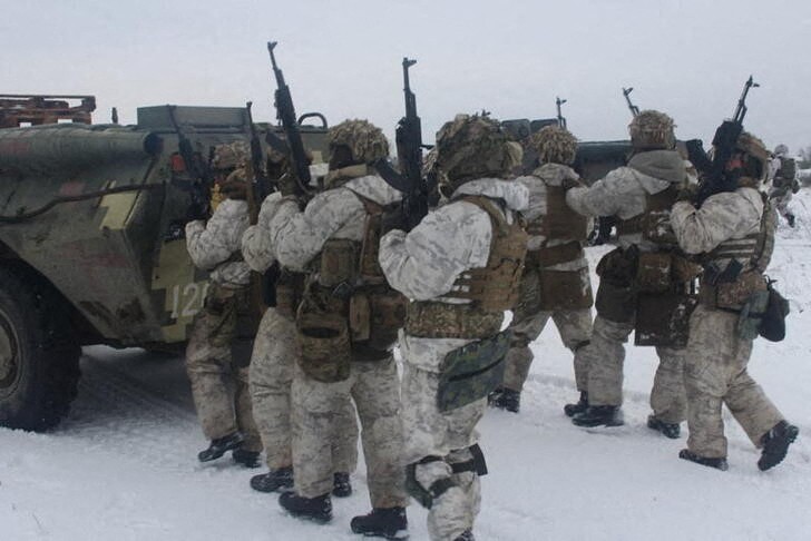 Miembros de las fuerzas de asalto de Ucrania realizando ejercicios militares en la zona de Lviv (Ukrainian Air Assault Forces/Handout via REUTERS)