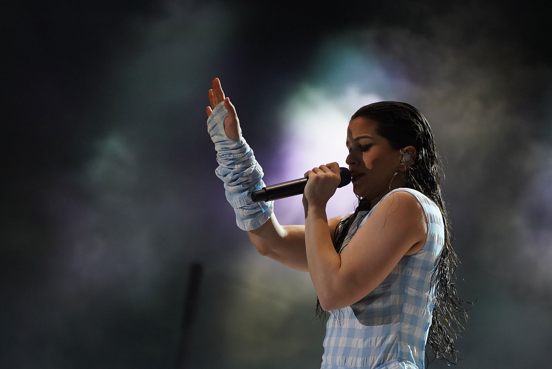 Rosalía en pleno momento introspectivo. Además, se animó a jugar con sus fans y a comandar el cuerpo de baile