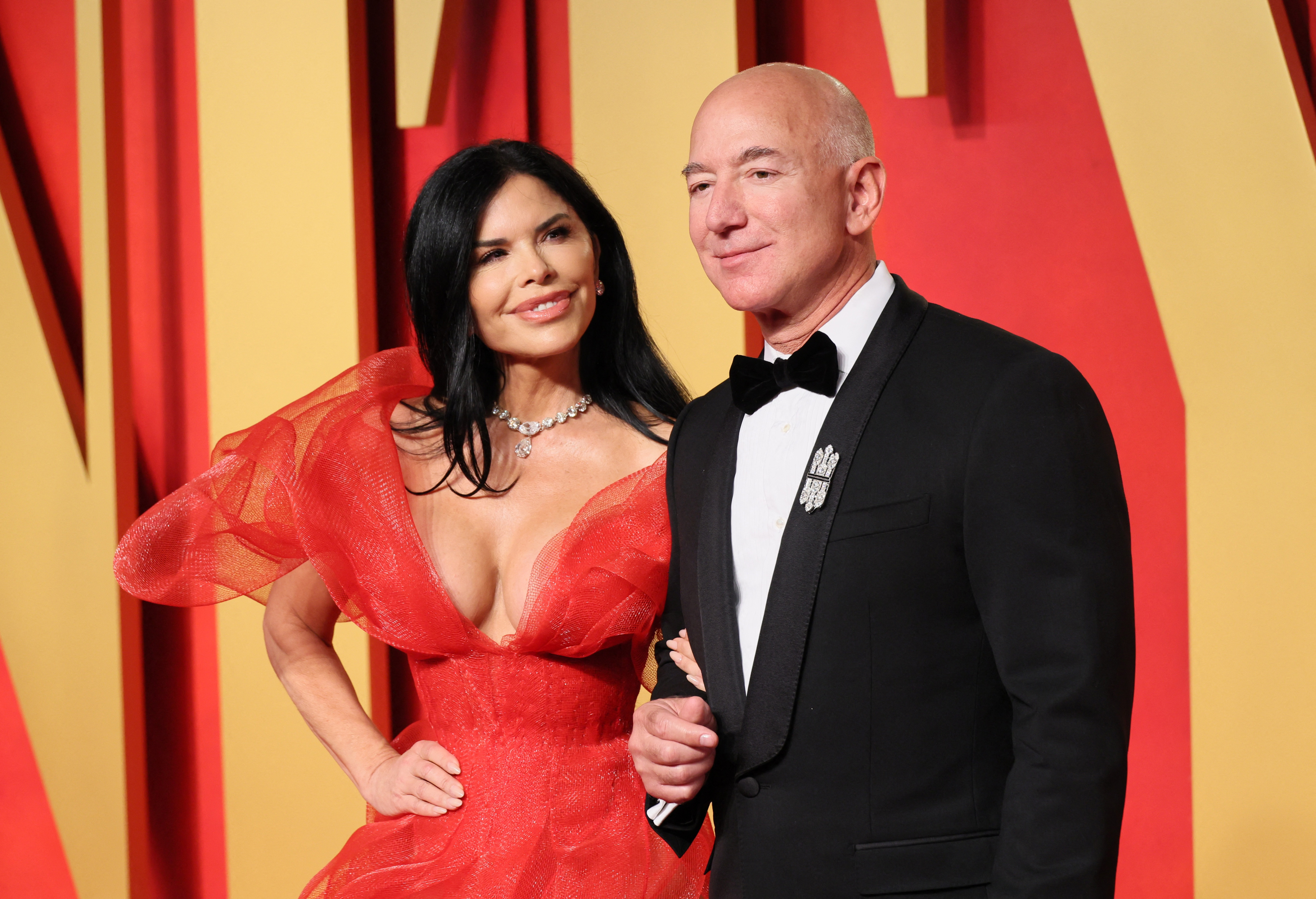 Jeff Bezos, el hombre más rico del mundo, tiene una pareja que muchos consideran un desastre estético. ¿Qué dice esto sobre e