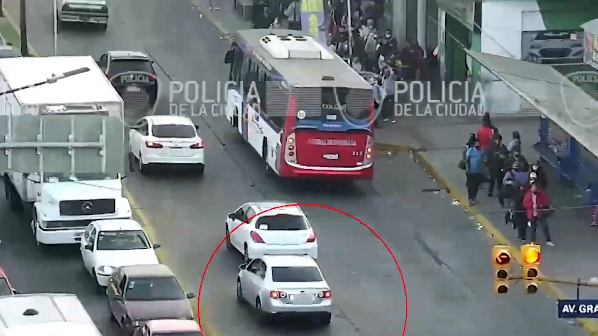 Video: la persecución a un delincuente en un auto robado que terminó en un fuerte choque