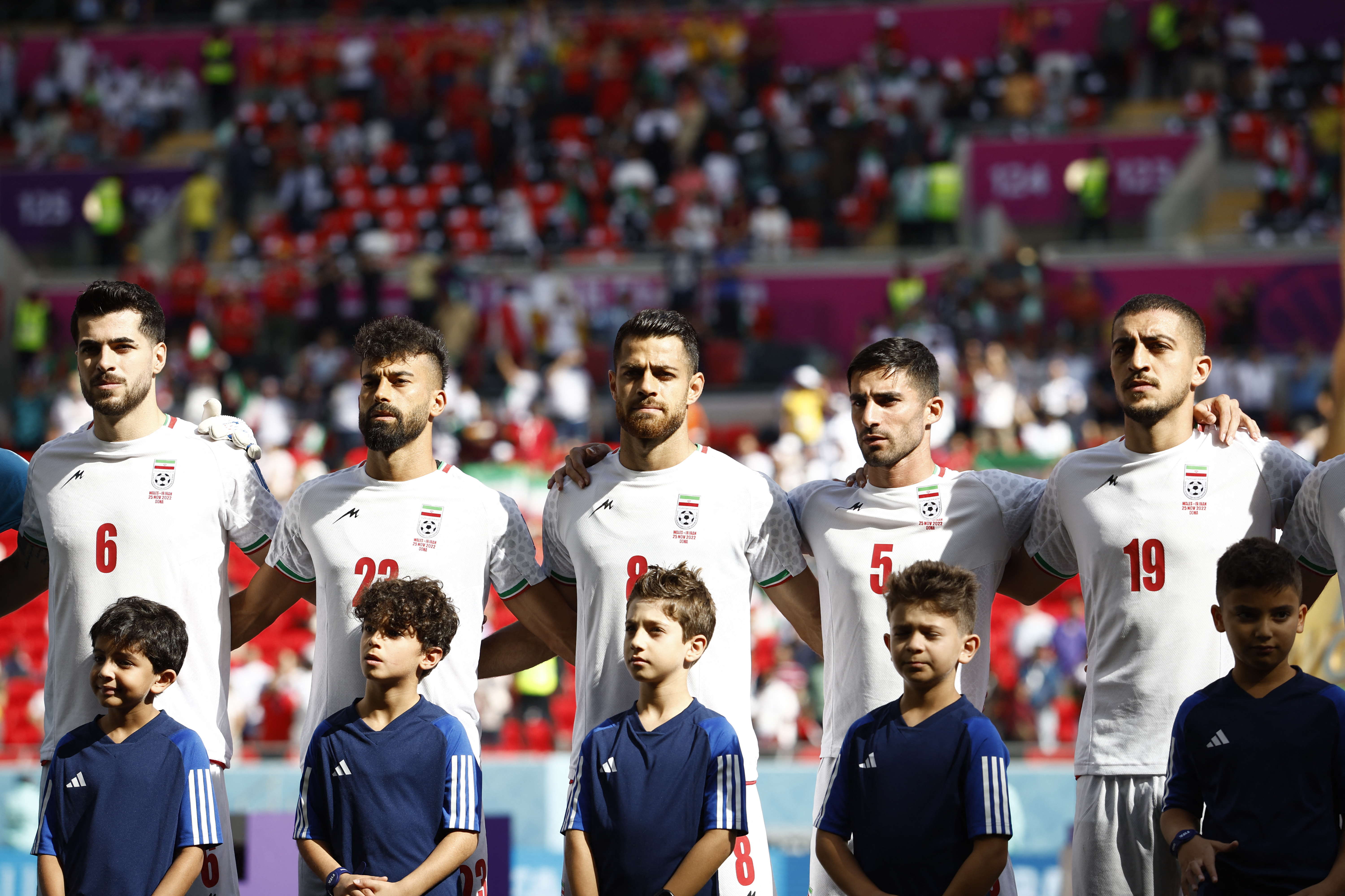 Tras decidir no cantar el himno iraní en el primer partido del Mundial de Qatar 2022 en solidaridad con las víctimas del régimen de Teherán, la selección iraní de fútbol decidió cantar la canción nacional en su encuentro con Gales (Reuters)