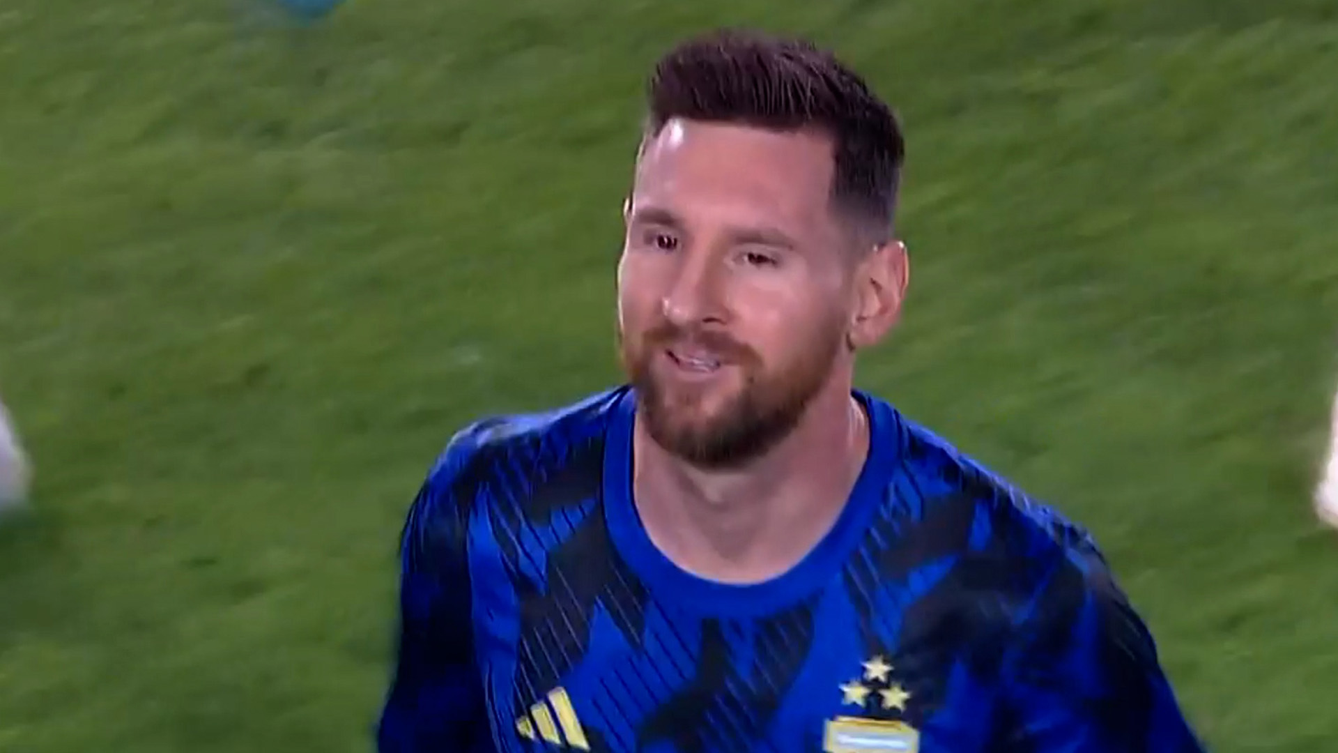 La impactante ovación a Lionel Messi apenas pisó el césped del Monumental: la canción que recordó a Maradona y los jugadores más aplaudidos por los hinchas