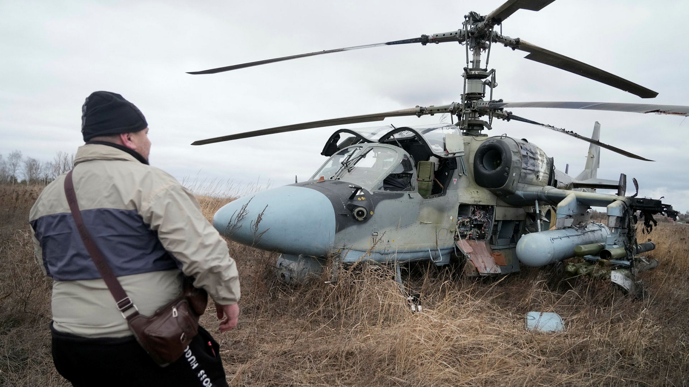 Un helicóptero ruso derribado por una misil Javelin lanzado por las fuerzas ucranianas cerca de Kiev. (Min. Defensa Ucrania)