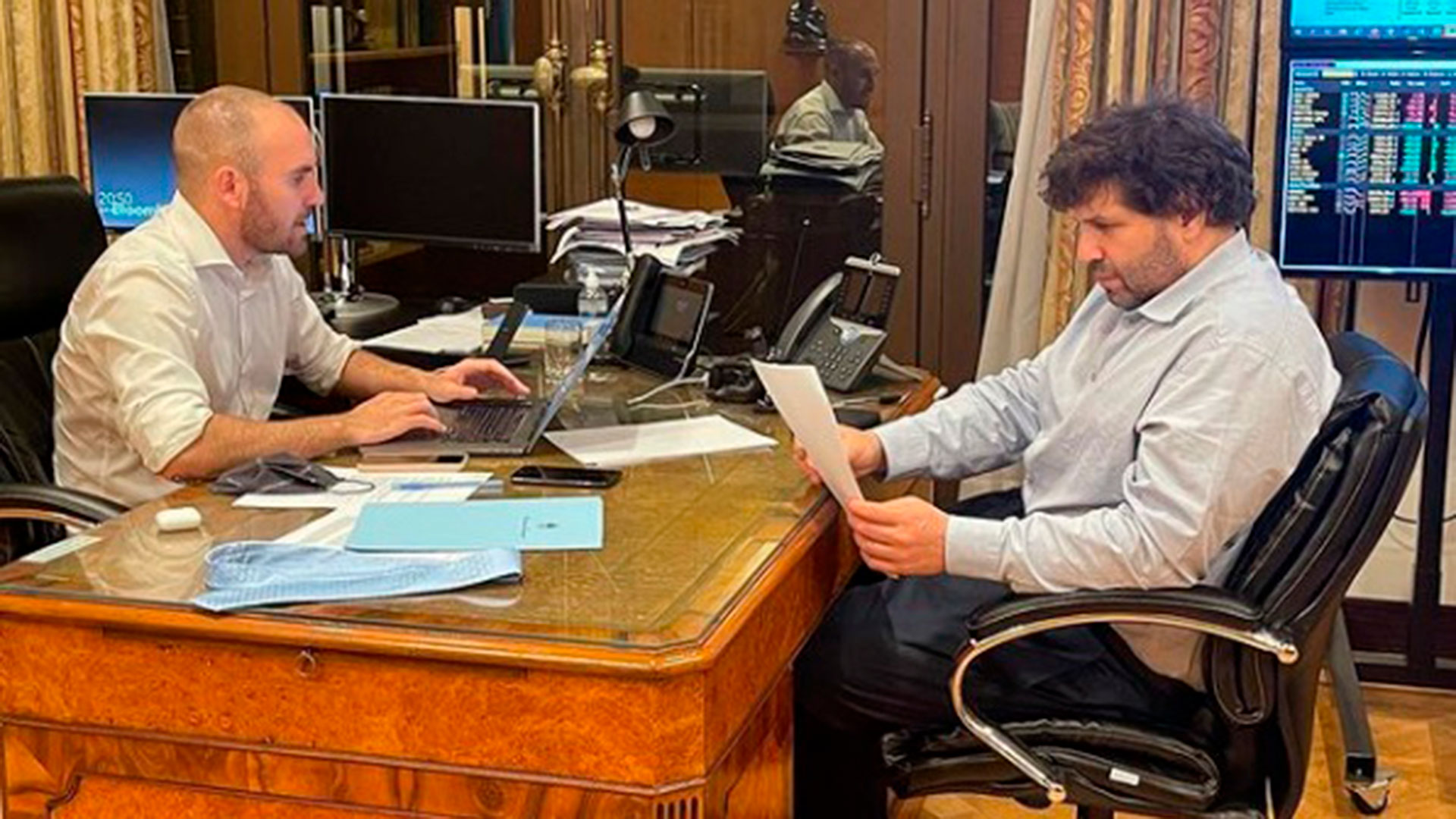 Guzmán publicó una foto con el epígrafe: "Seguimos trabajando", ante los rumores de un acuerdo cerrado con el FMI