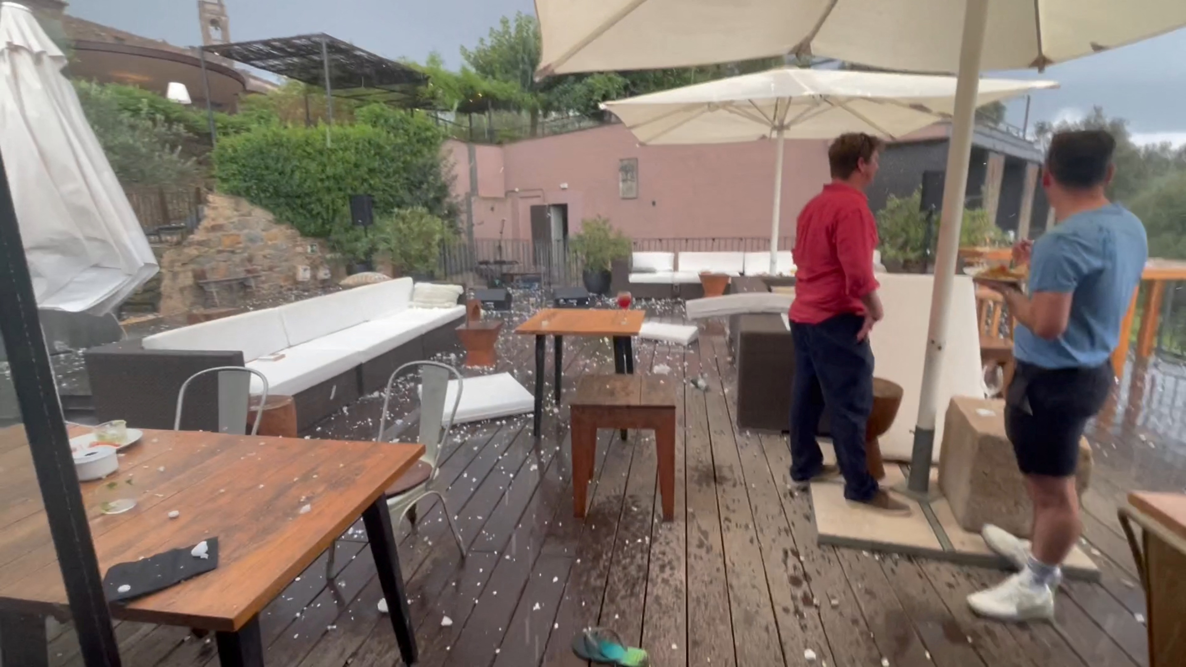 Las piedras de hielo se observa sobre el piso de madera en Girona (Sicus Carbonell via REUTERS)