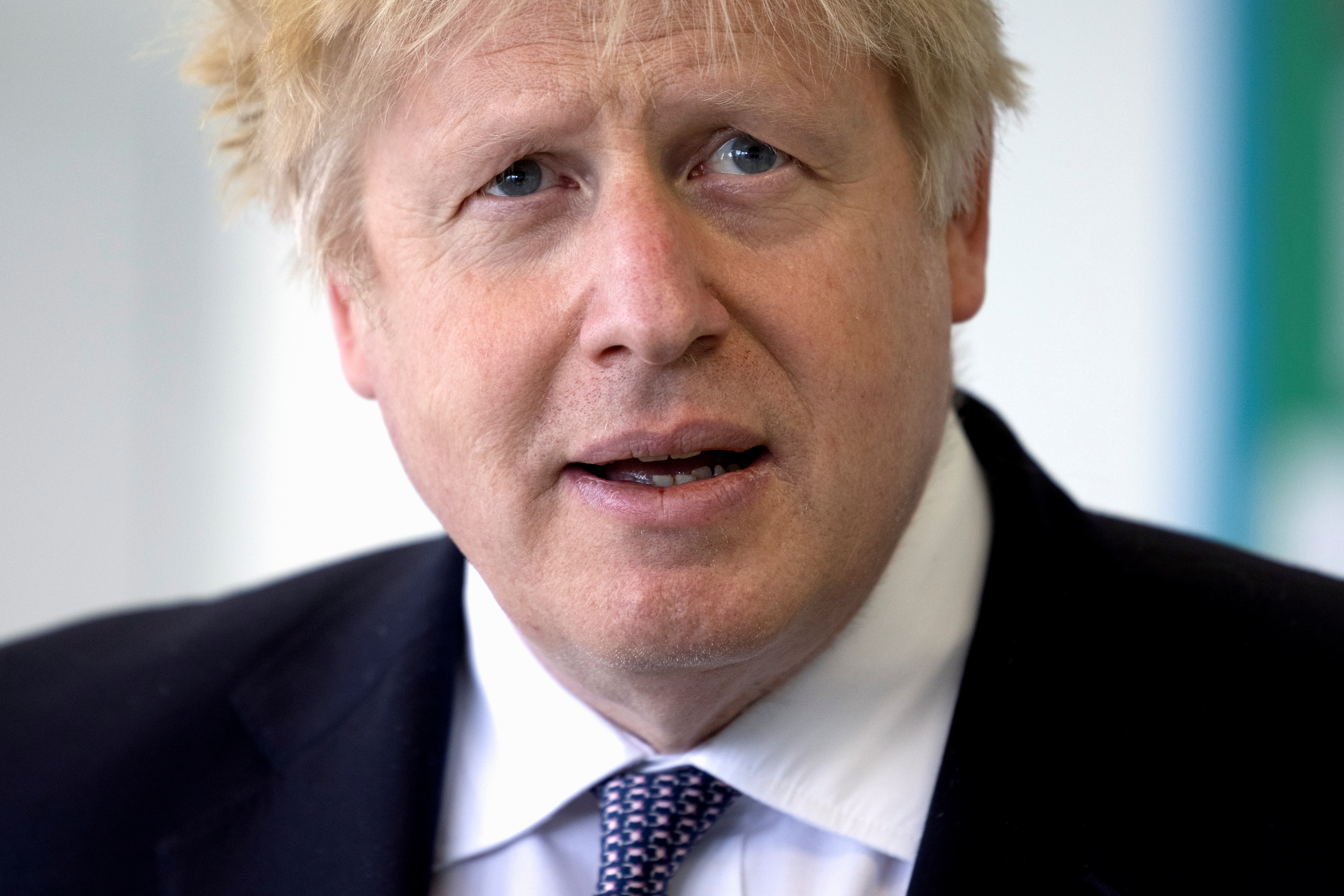 Quién es quién en el “Wallpapergate”, el escándalo de Boris Johnson que salpica a la realeza y a un multimillonario lord