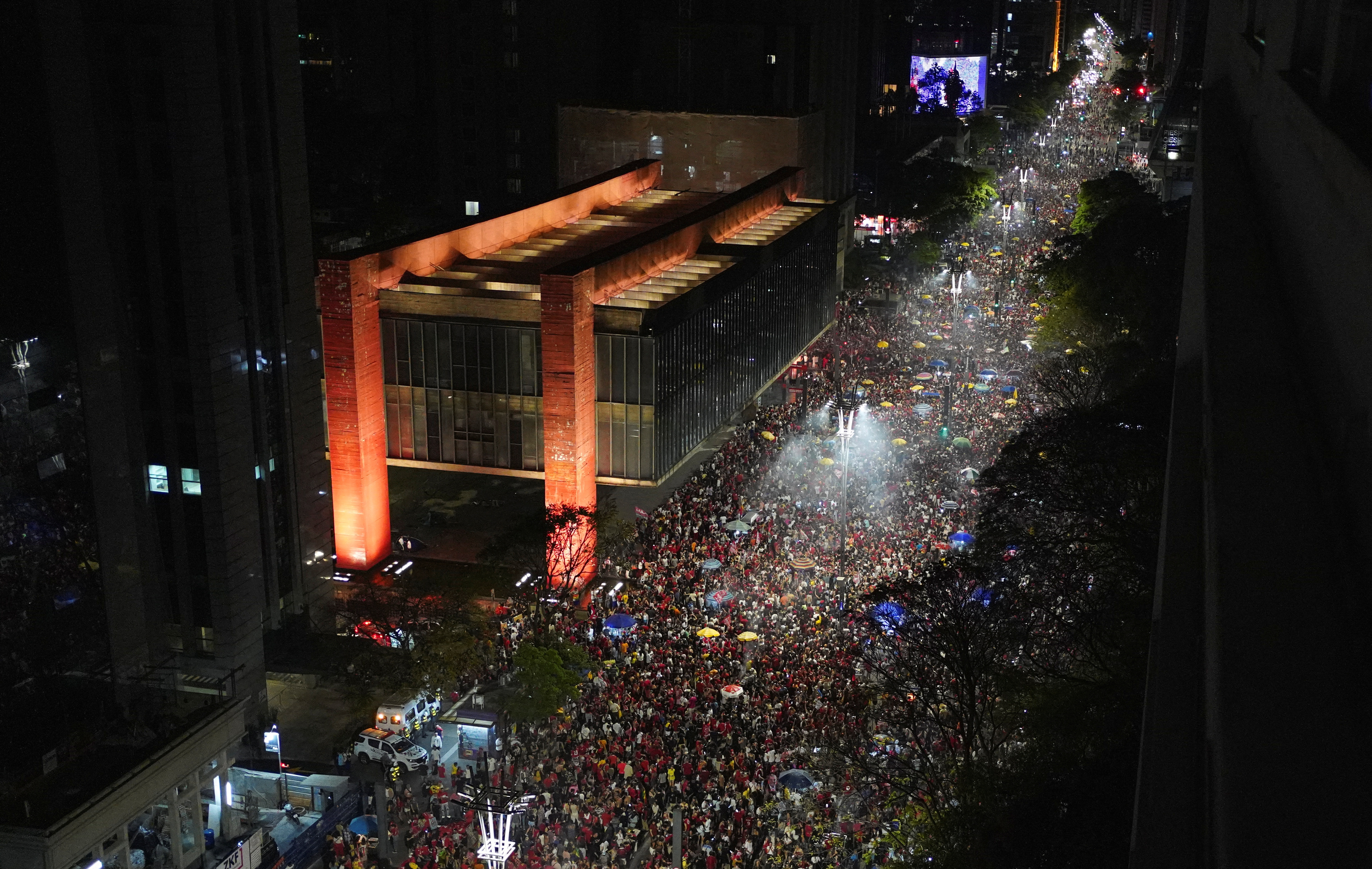Elecciones en Brasil: una multitud festejó en la emblemática avenida Paulista de San Pablo la victoria de Lula