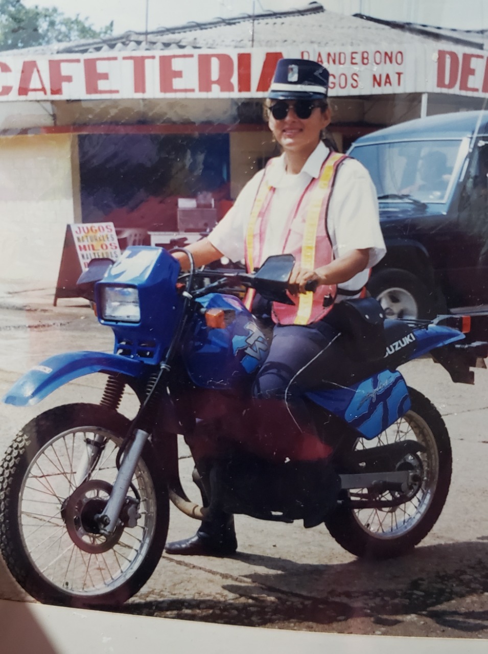 Yamilet cuando era agente de tránsito en Sevilla, su ciudad natal en el Valle del Cauca, Colombia