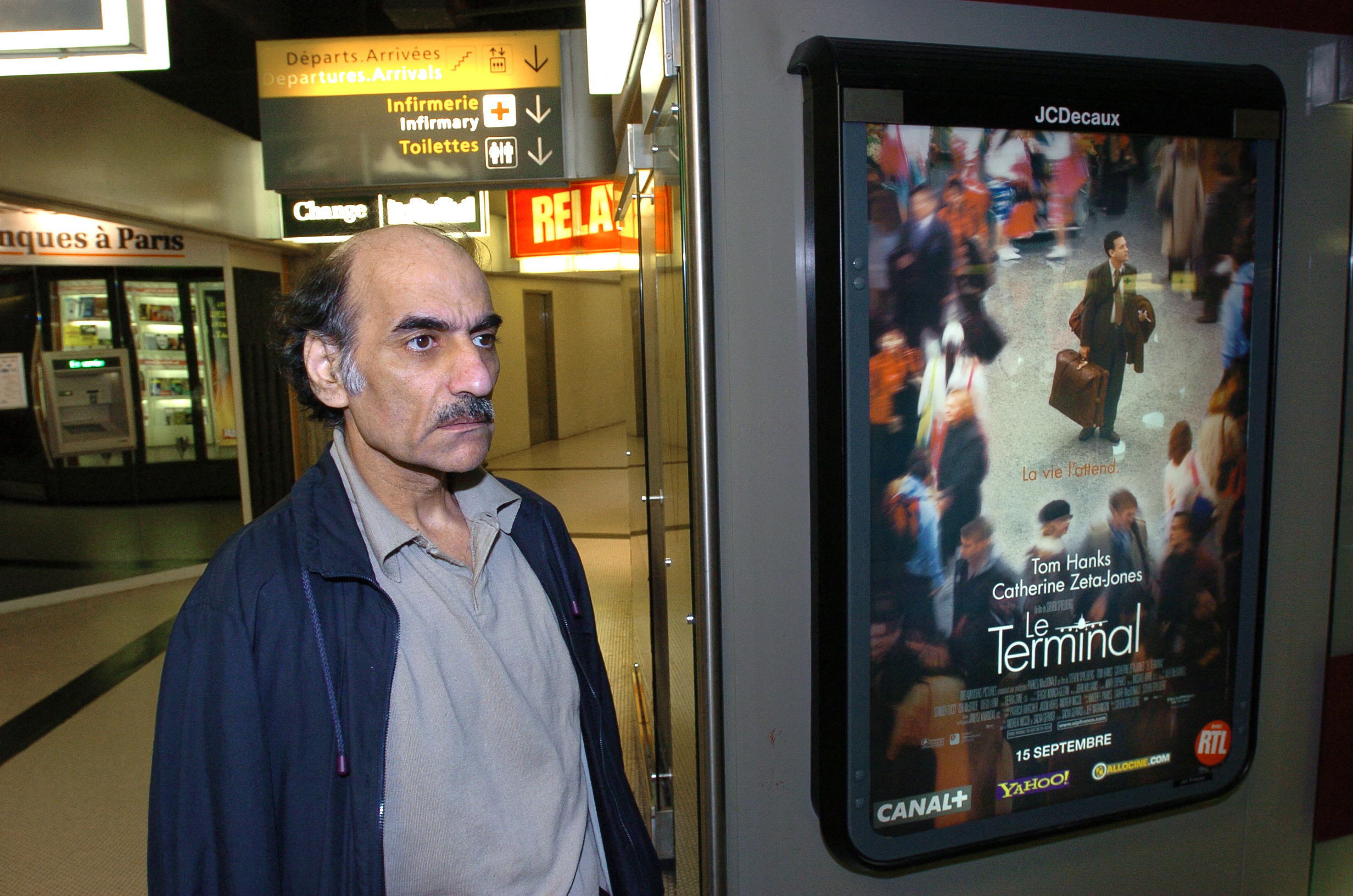 Mehran Karimi Nasseri, el refugiado iraní que durante más de 18 años vivió en el aeropuerto al norte de París (AFP)