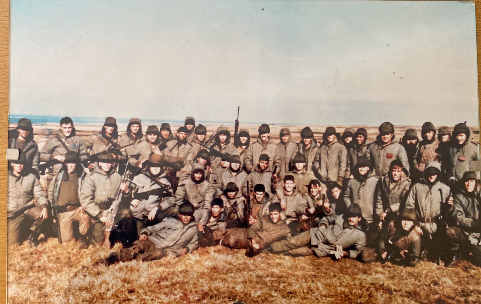 Atrás, parados, el tercero desde la izquierda: Bourdieu en Malvinas junto a sus compañeros del Regimiento de Infantería 3
