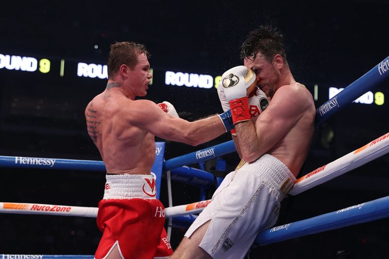 In December 2020, Canelo Alvarez defeated Callum Smith for the WBA and WBC middleweight titles (Photo: Reuters/Ed Mulholland)