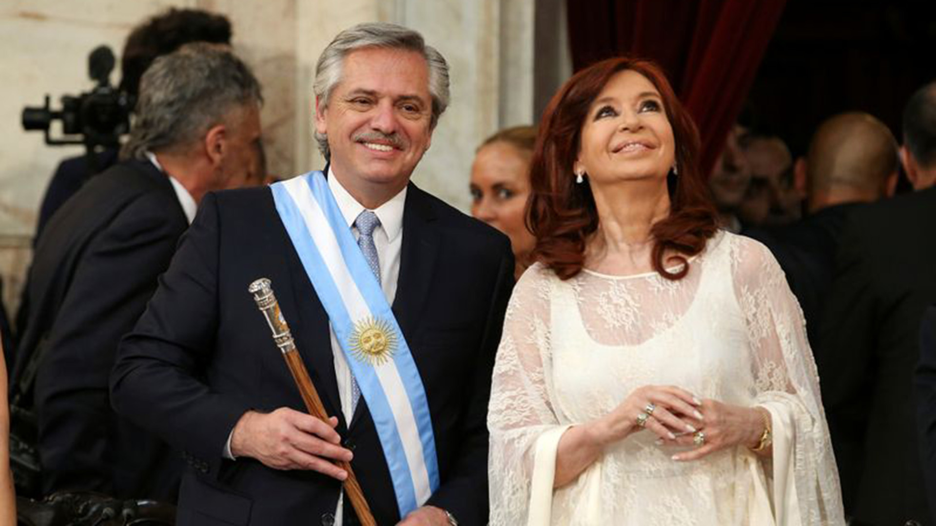 Foto de archivo: Alberto Fernández, con la banda presidencial y el bastón, junto a Cristina Kirchner. Fue el 10 de diciembre de 2019 en la ceremonia de asunción