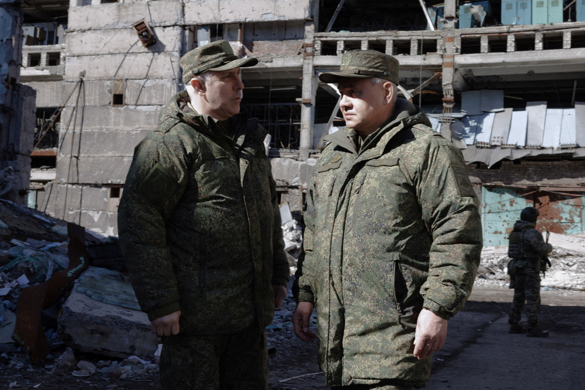 El ministro de Defensa ruso, Sergei Shoigu, habla con el comandante del Distrito Militar Este, el coronel general Rustam Muradov, en una reciente visita al frente de Donbas (via Reuters)