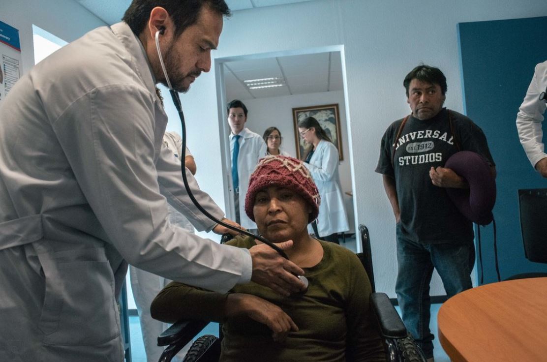 Una paciente con cáncer recibiendo atención de un médico especialista. (Foto: Luis Antonio Rojas para The New York Times)