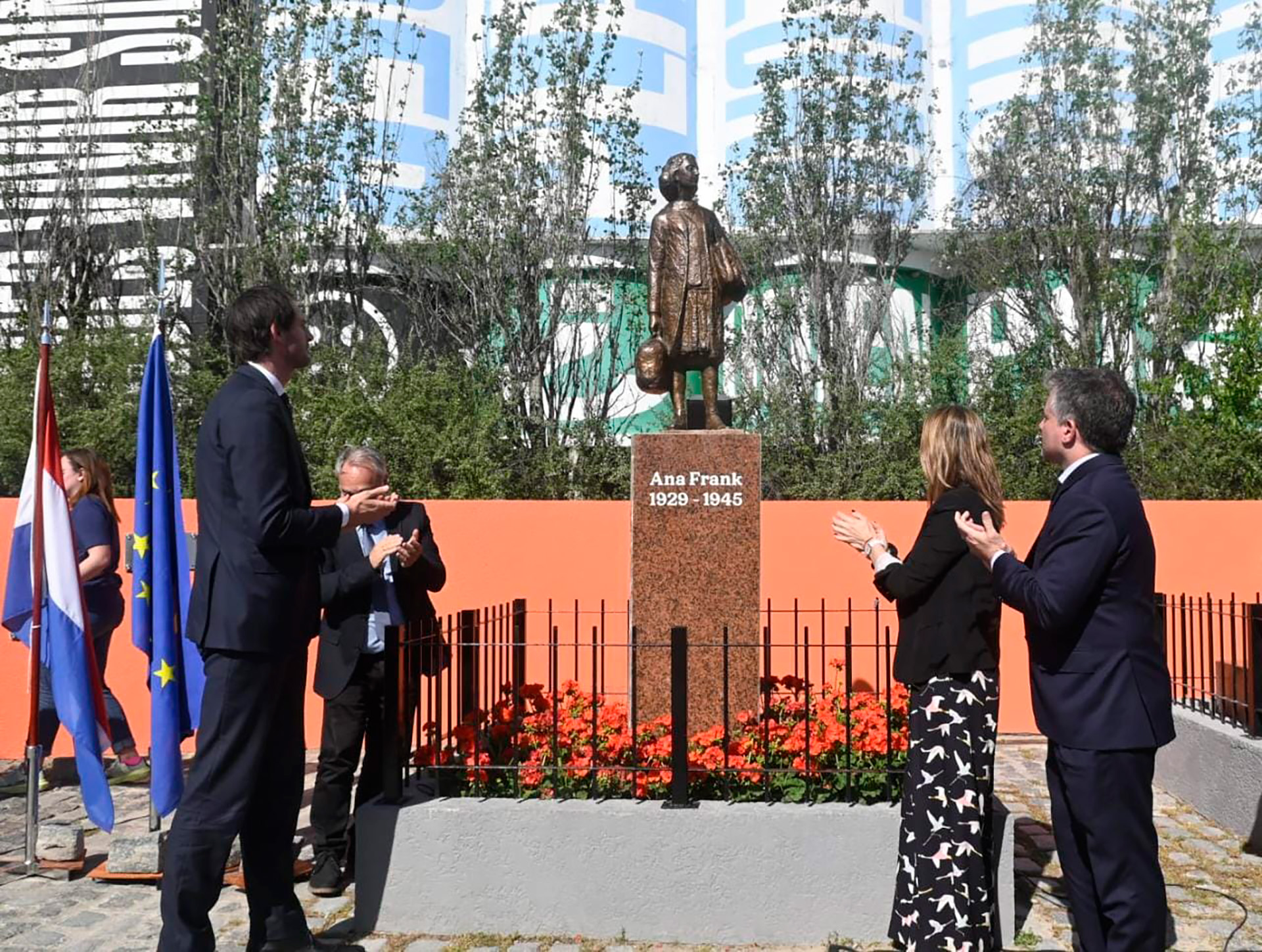 Restauraron Y Volvieron A Colocar En Una Plaza De Puerto Madero La Estatua De Anna Frank Que