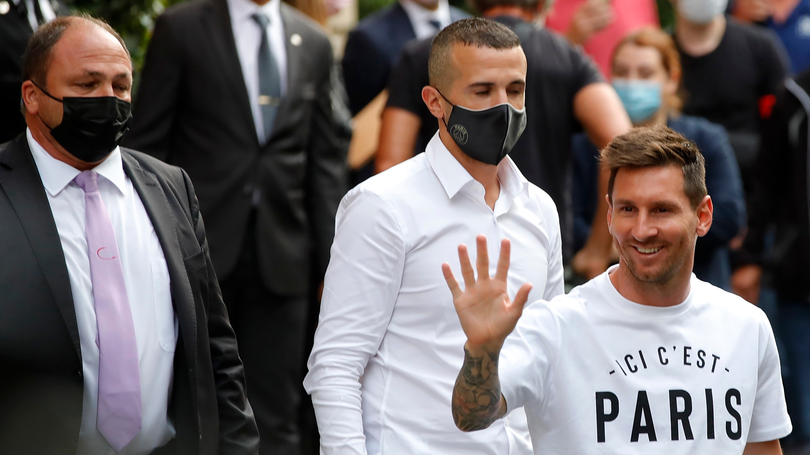 Bob acompañó a Lionel Messi cuando salió a saludar a los fanáticos que se acercaron a las inmediaciones del hotel Le Royal Monceau (REUTERS/Sarah Meyssonnier)
