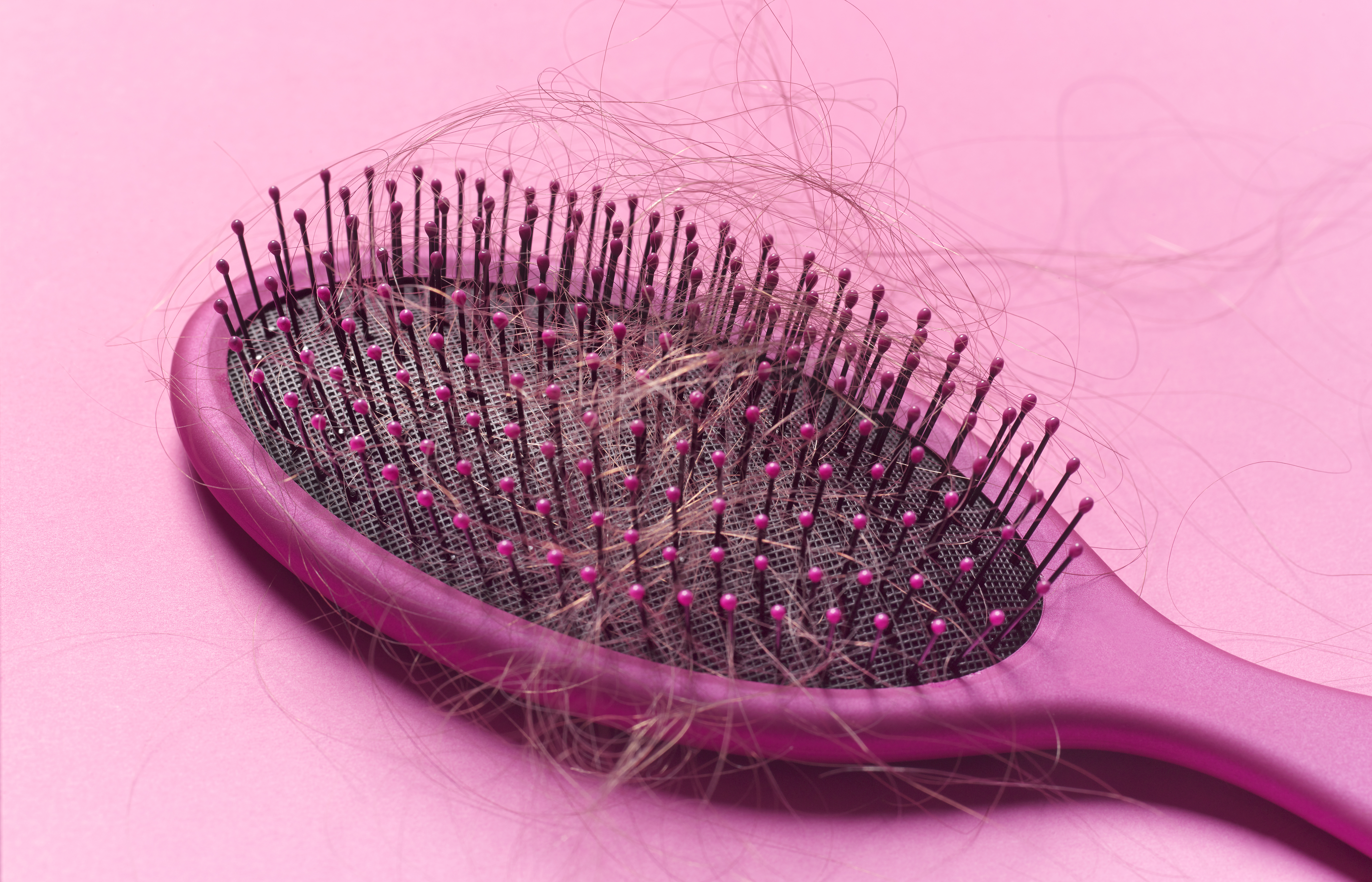 El desagradable motivo por el que es necesario limpiar tu cepillo de cabello