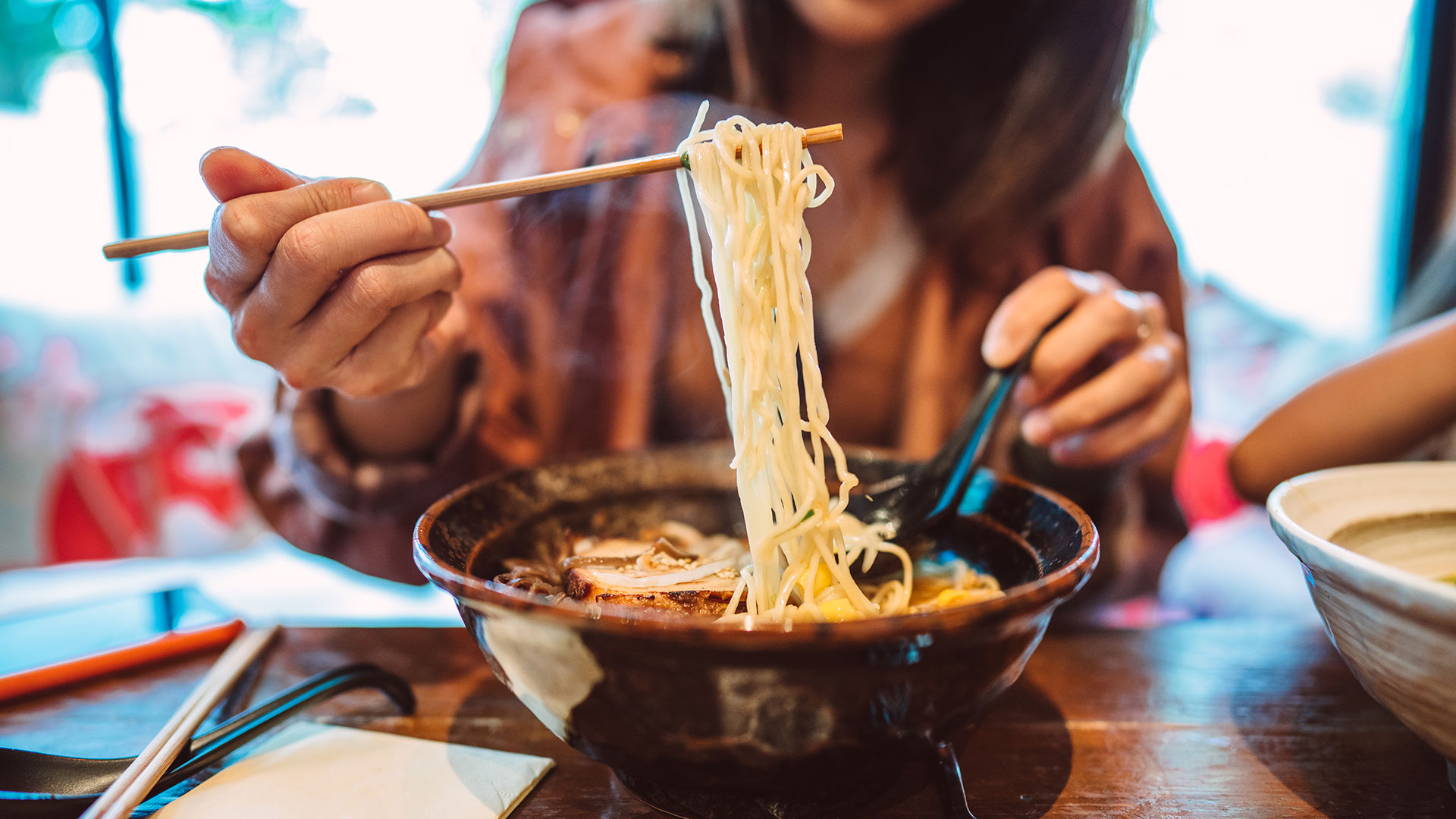 Aunque hay muchas formas diferentes de preparar este plato de fideos japonés, hay algunos componentes esenciales que todo bowl debe incluir (Getty Images)