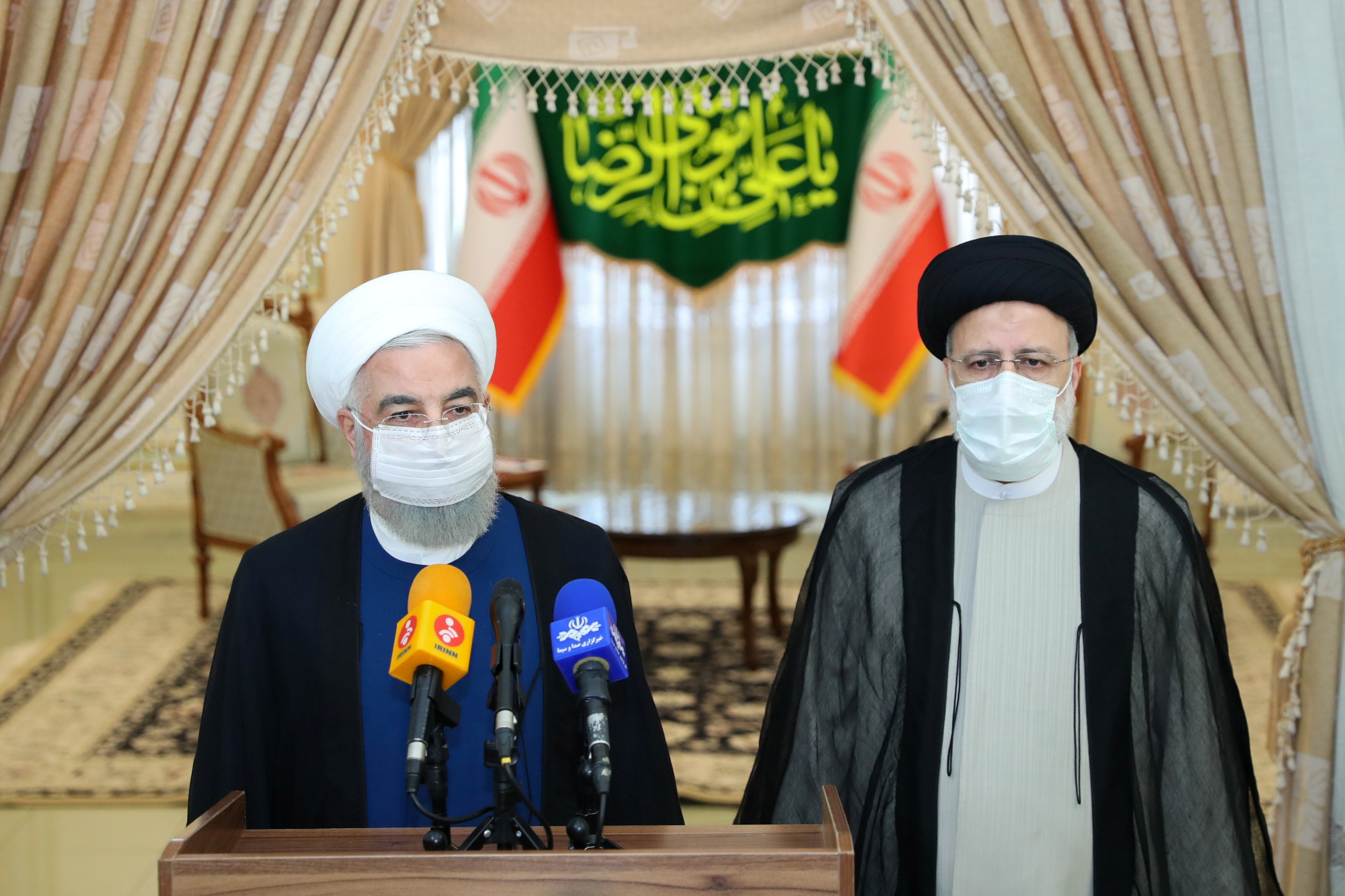 E presidente saliente de Irán, Hassan Rouhani recibió a Ebrahim Raisi tras su polémica victoria