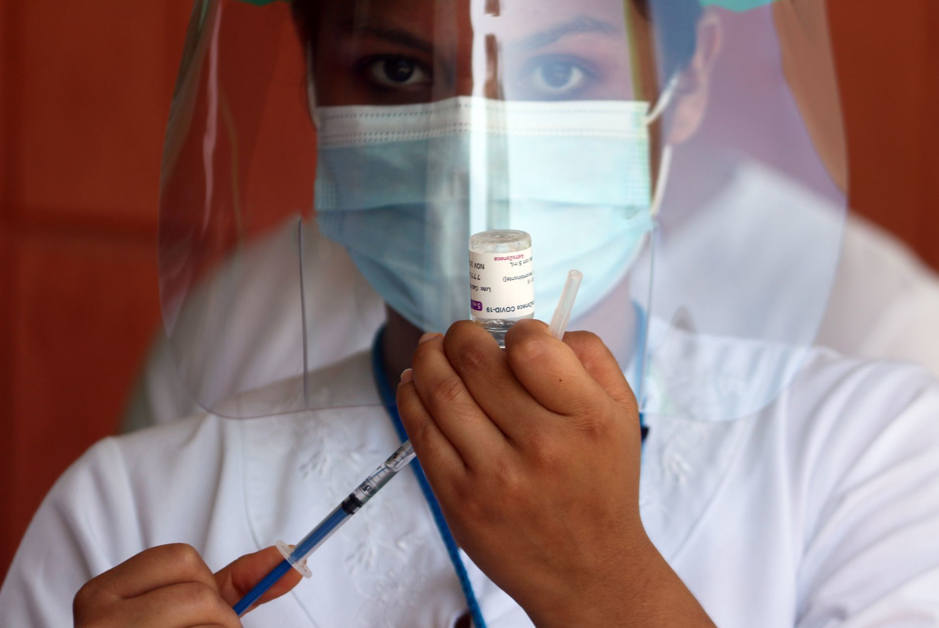 Una enfermera prepara la jeringa con la dosis antiCOVID-19 (Foto: Cuartoscuro)